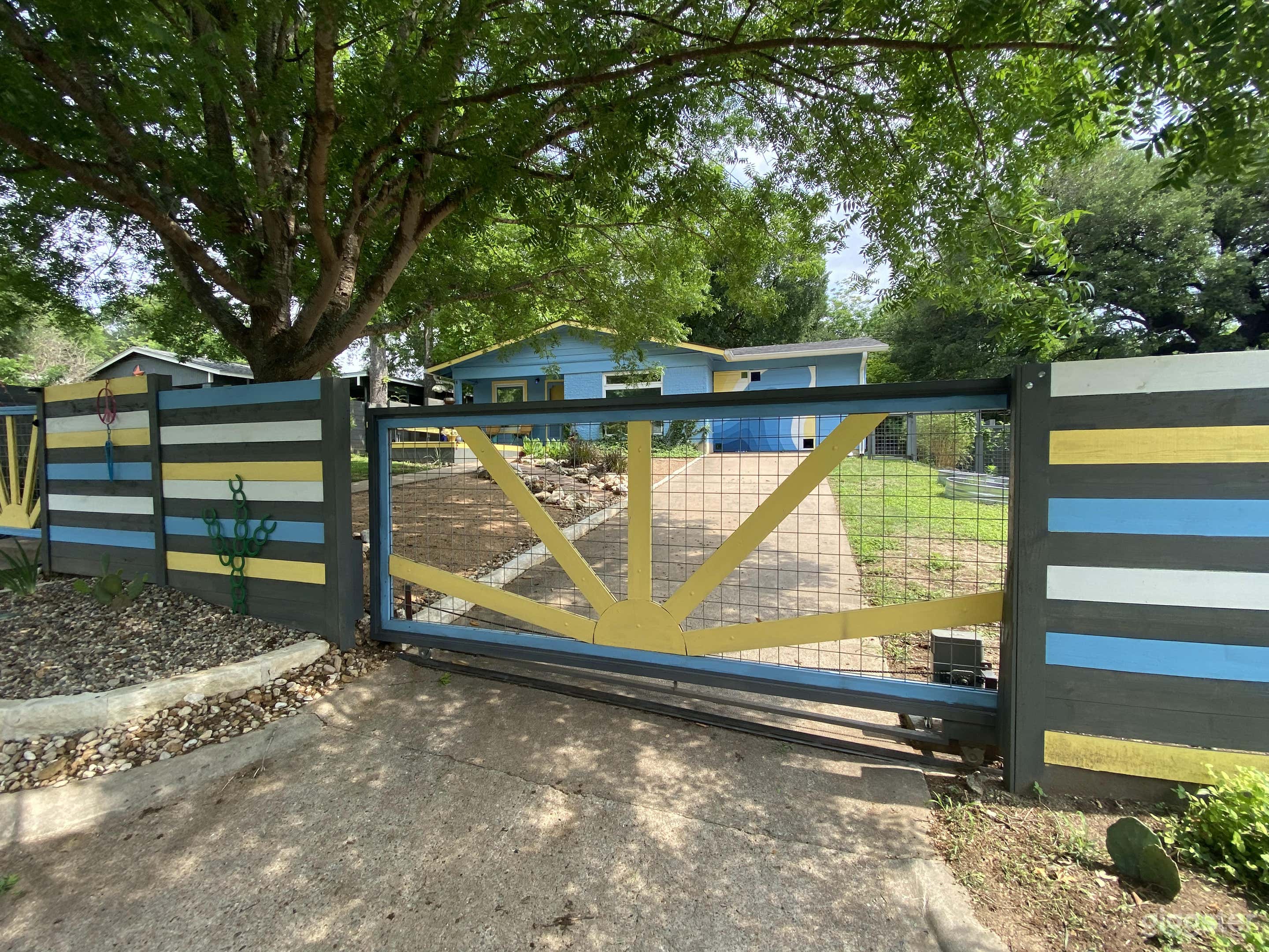 This house has been remodeled with a fence that goes around the entire parameter of the front &amp; back yard.  Fence is 7ft in back yard for max privacy &amp; completely dog proofed for small to medium sized dogs. We hope you like our style. Auto gate. 