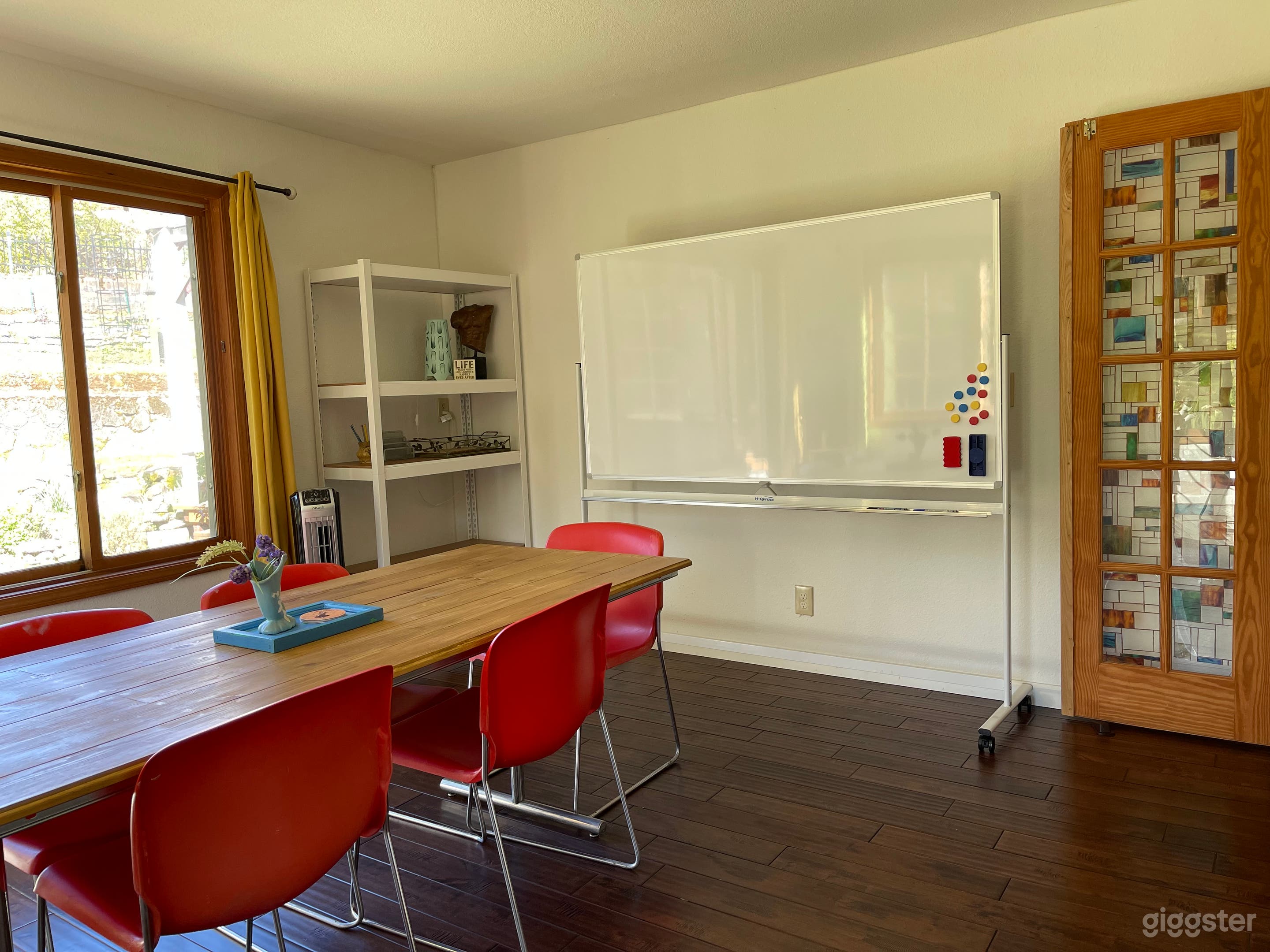 Meeting/workshop room for six 