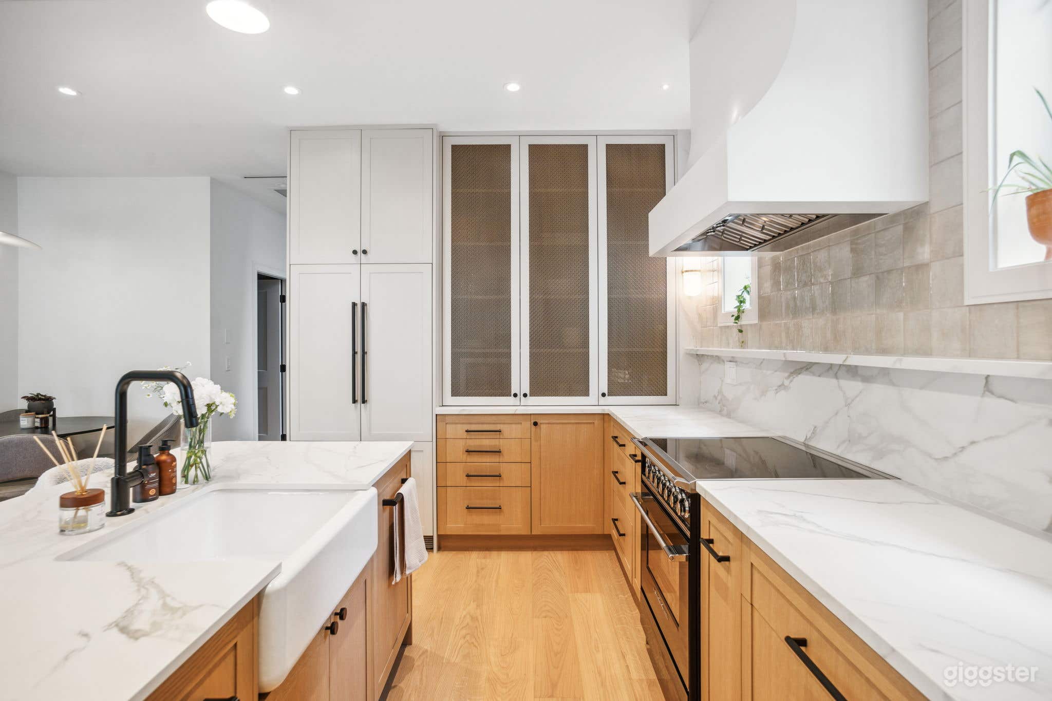 NEW 2024 Duplex with Elegant Minimalist Design Photo 1