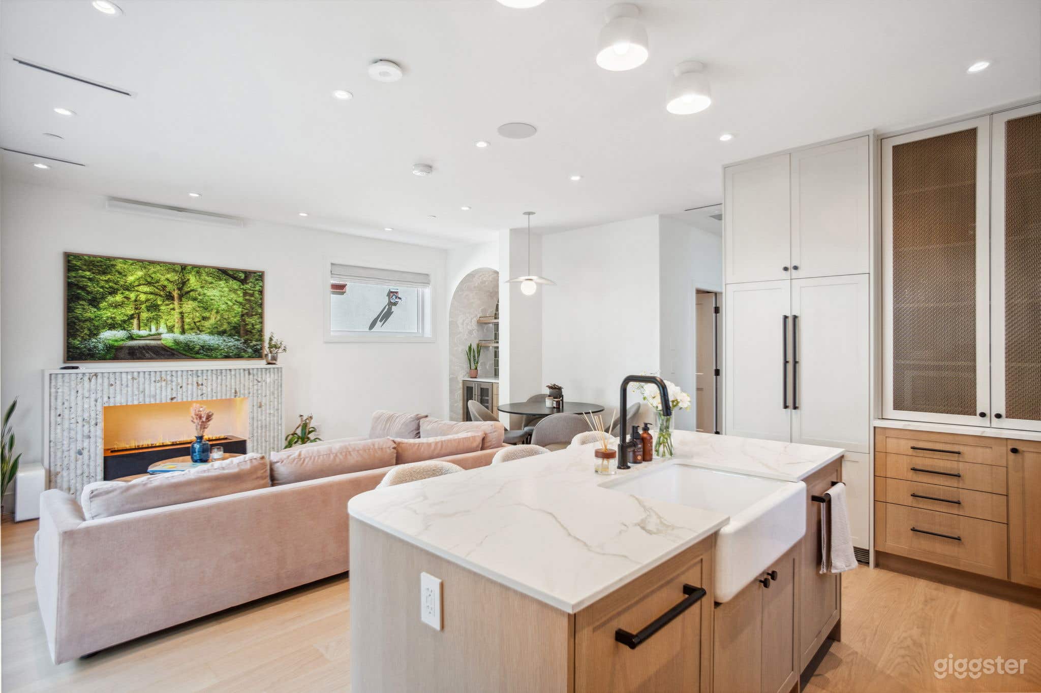 NEW 2024 Duplex with Elegant Minimalist Design Photo 3