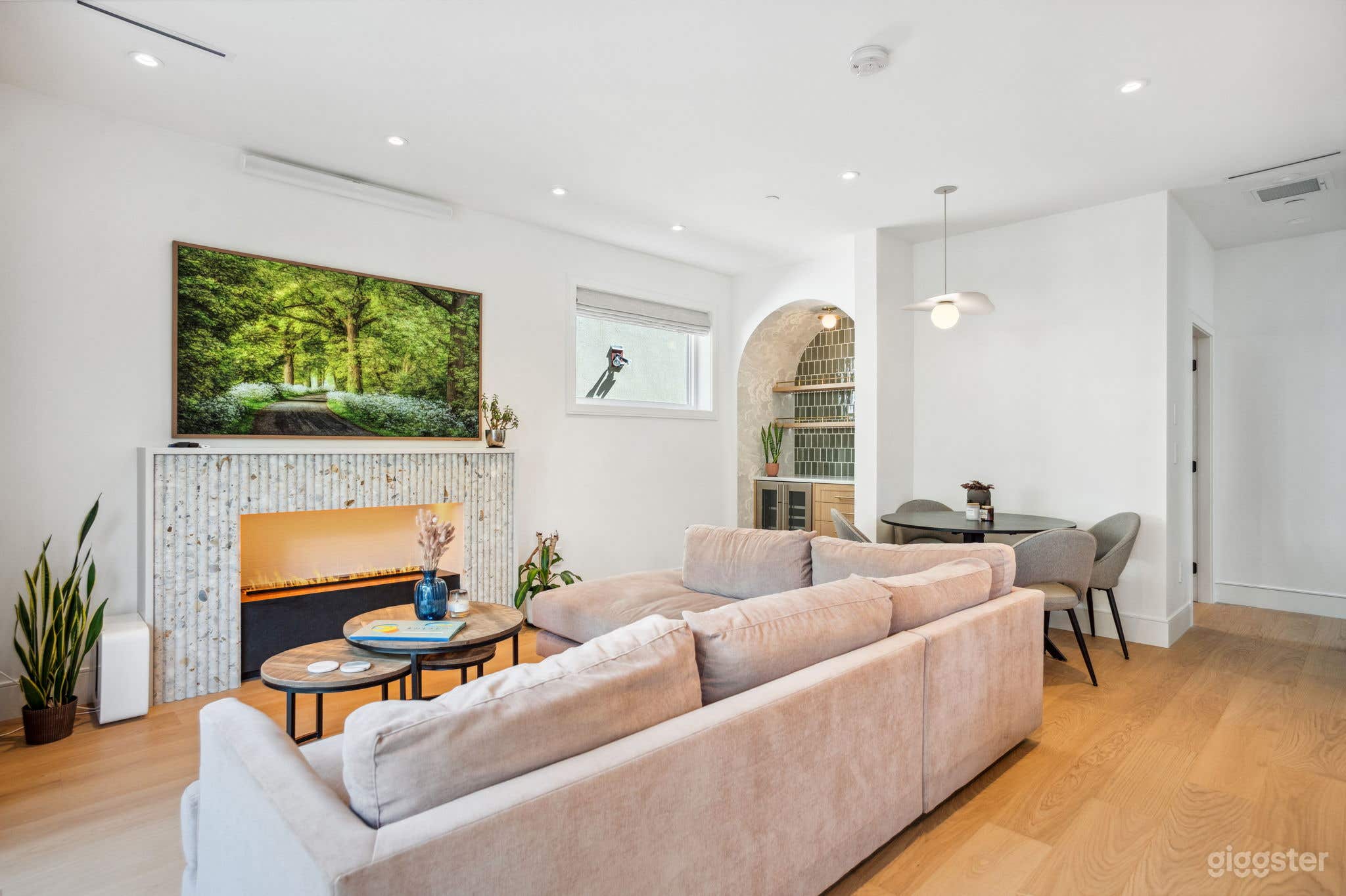 NEW 2024 Duplex with Elegant Minimalist Design Photo 4