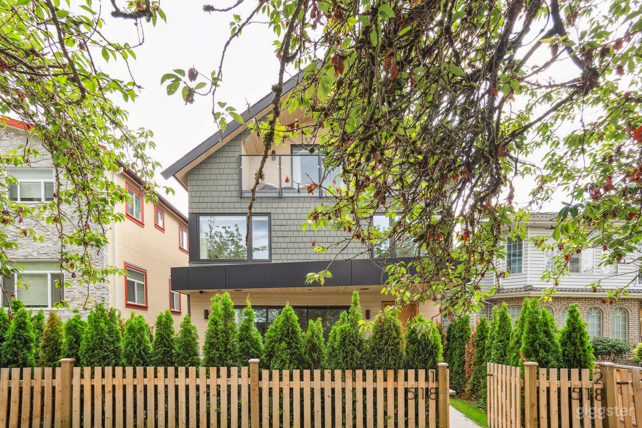 NEW 2024 Duplex with Elegant Minimalist Design Photo 2