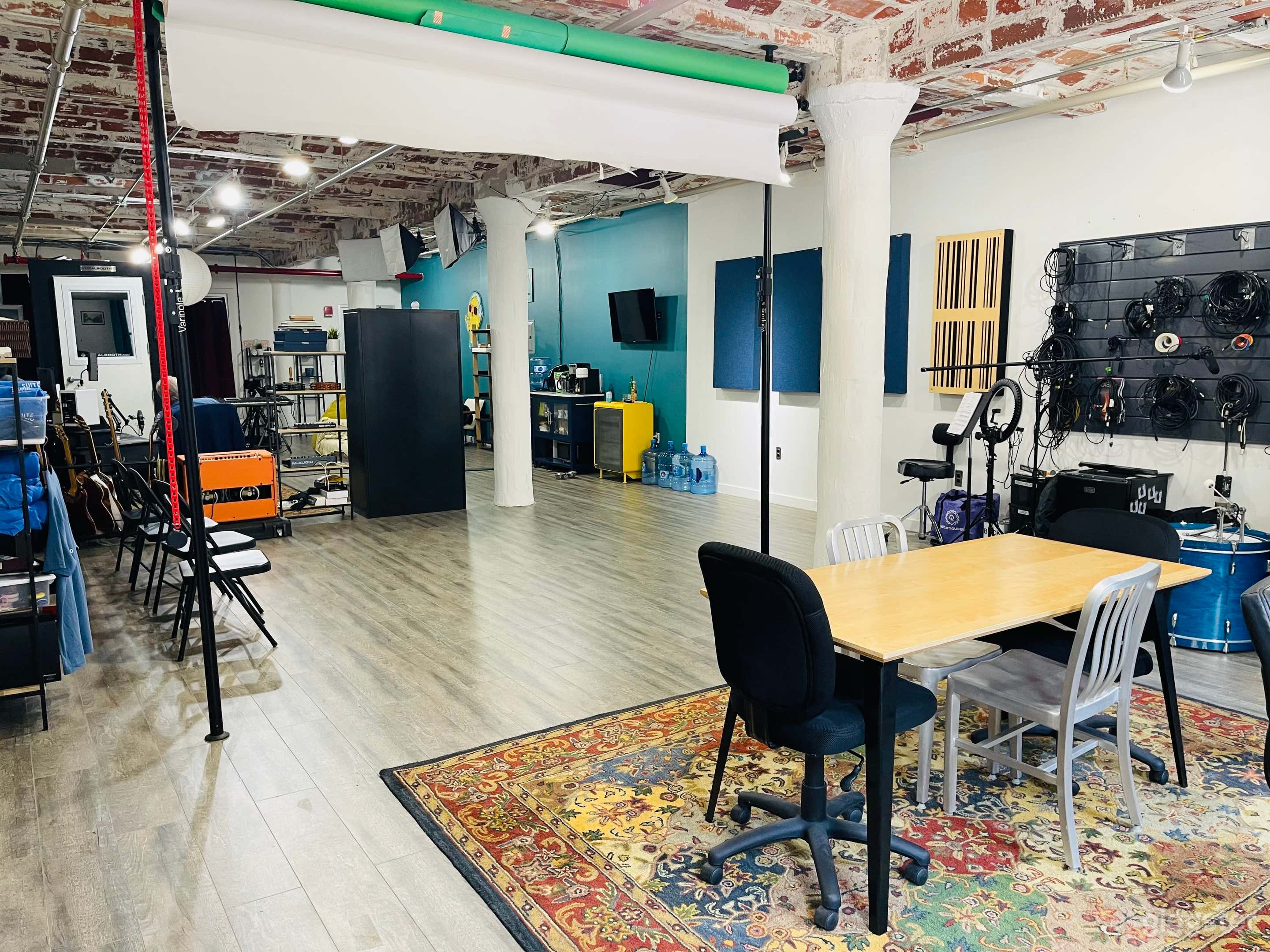 Sunlit Loft Studio with view of the Bridge! Photo 4