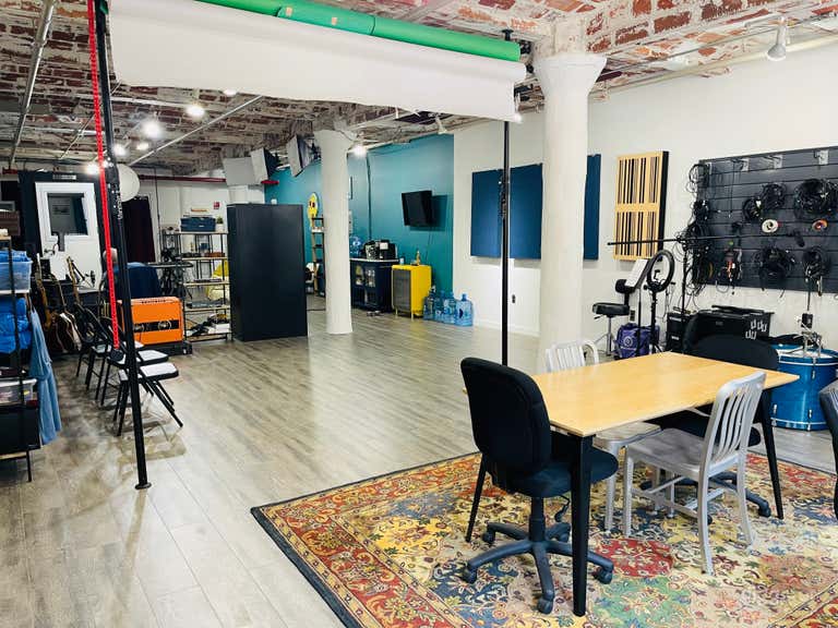  Sunlit Loft Studio with view of the Bridge! 