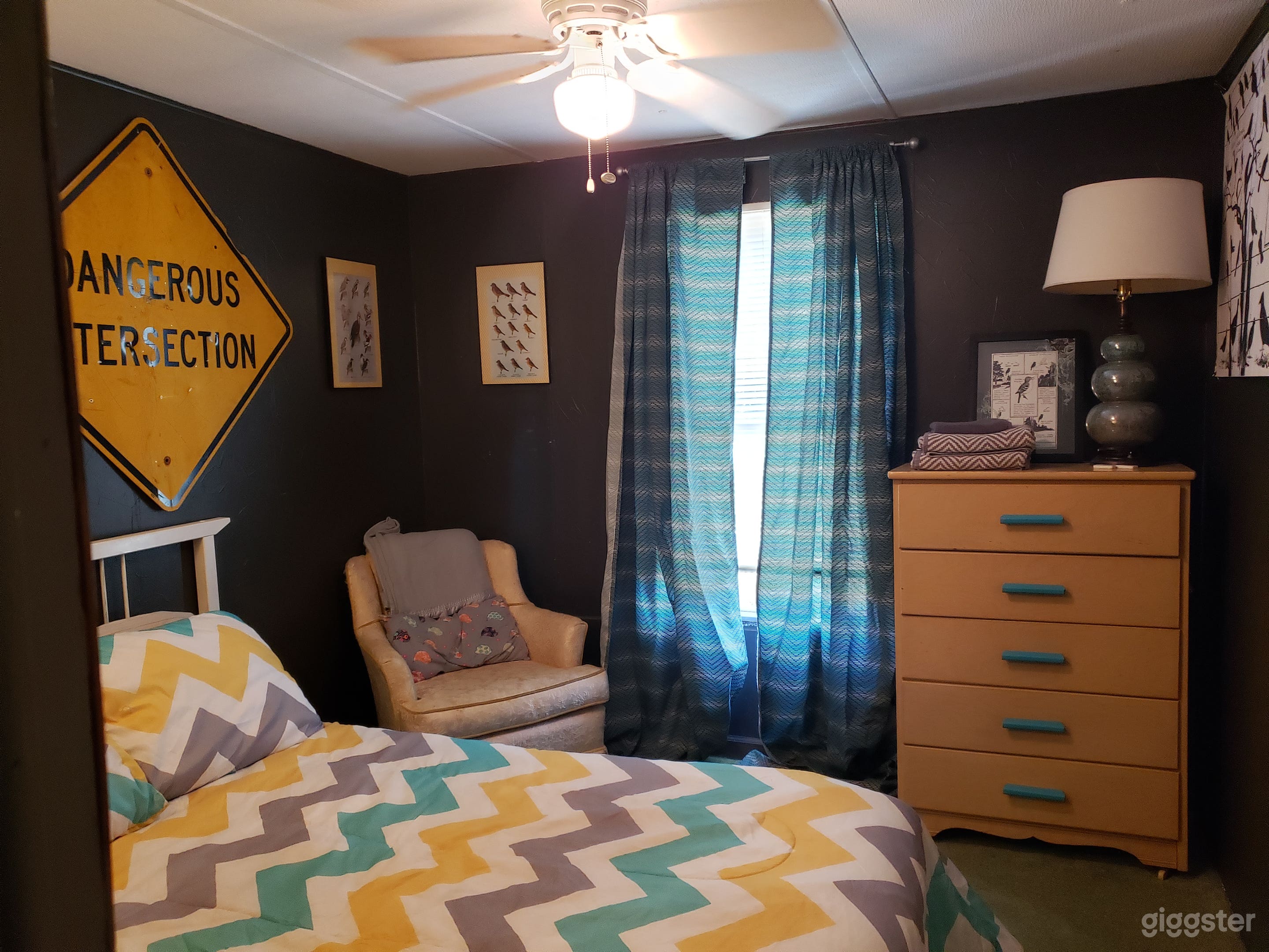 The retreat center has 2 houses with creatively decorated rooms and communal spaces. There are 5 bedrooms, 2 living rooms, 2 kitchens, and more workspaces including small barns and a garage style studio with pottery equipment. 