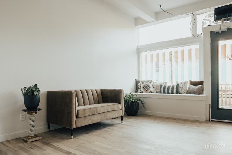  Front light-filled room. 