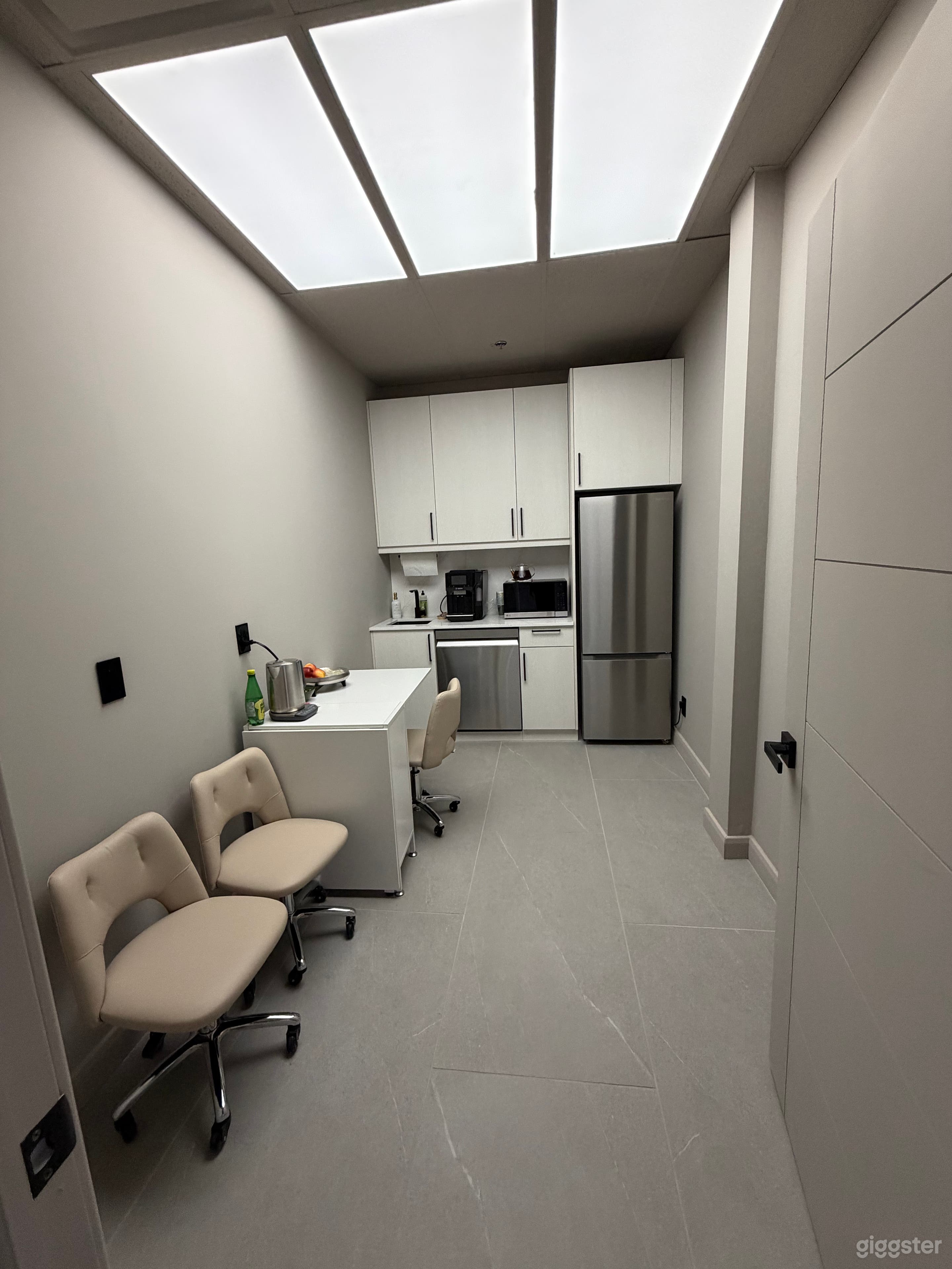 Modern Nail Room Photo 3