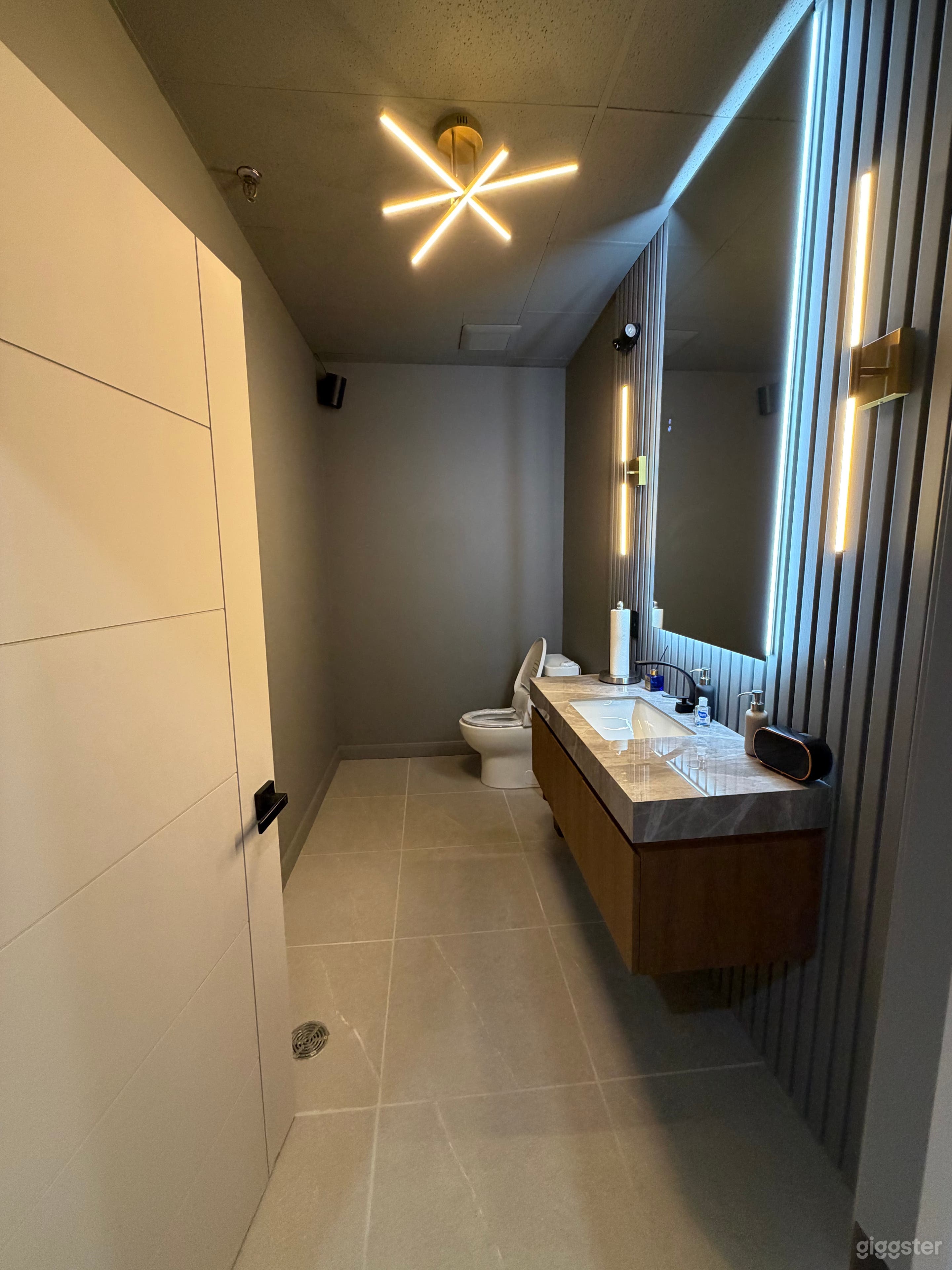 Modern Nail Room Photo 4