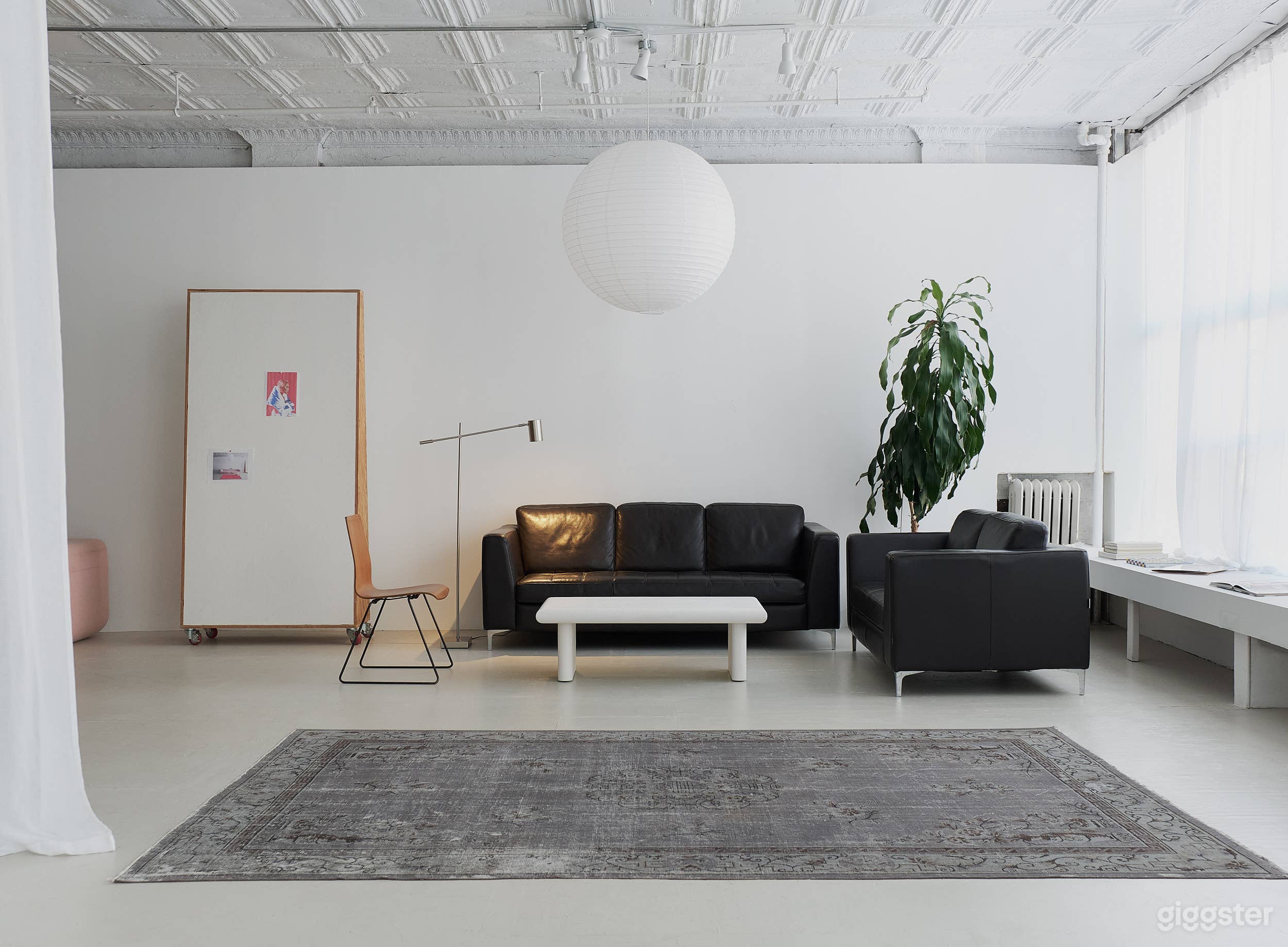 Stylish 1500sf Loft w/ Cyc Wall + Kitchen and Bath Photo 1