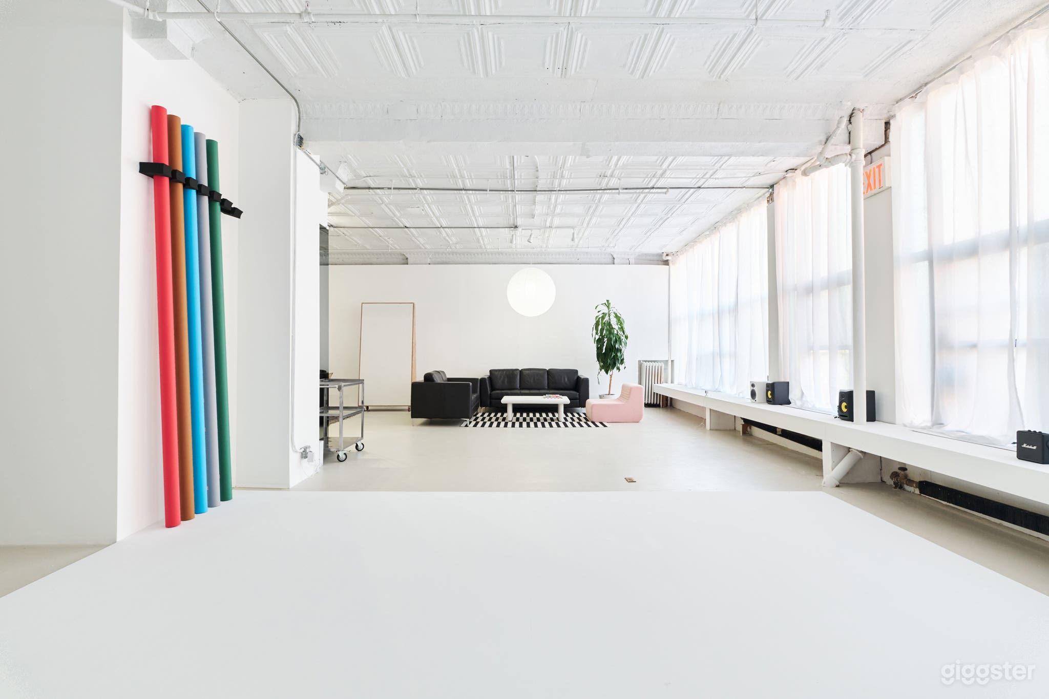 Stylish 1500sf Loft w/ Cyc Wall + Kitchen and Bath Photo 2