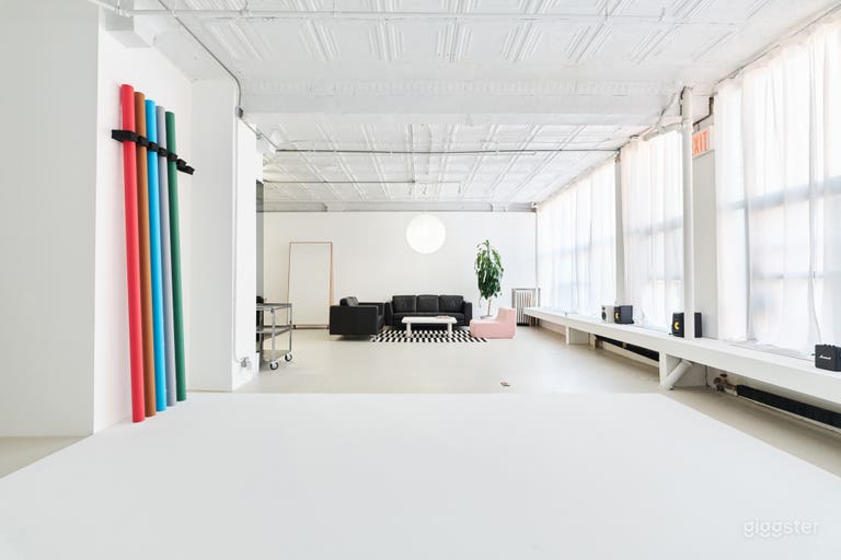  Stylish 1500sf Loft w/ Cyc Wall + Kitchen and Bath 