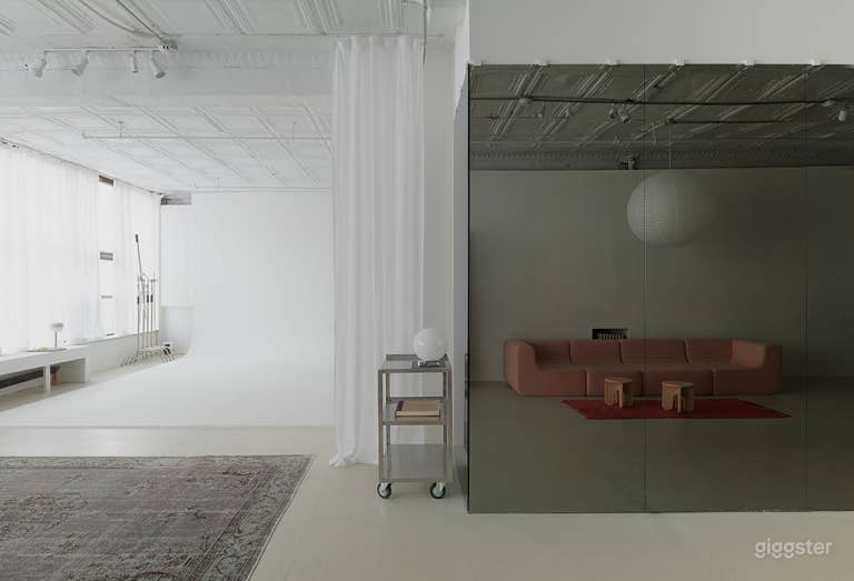  Stylish 1500sf Loft w/ Cyc Wall + Kitchen and Bath 