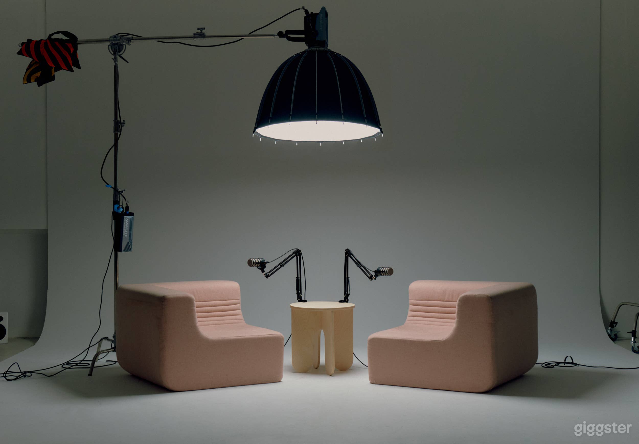 Stylish 1500sf Loft w/ Cyc Wall + Kitchen and Bath Photo 2