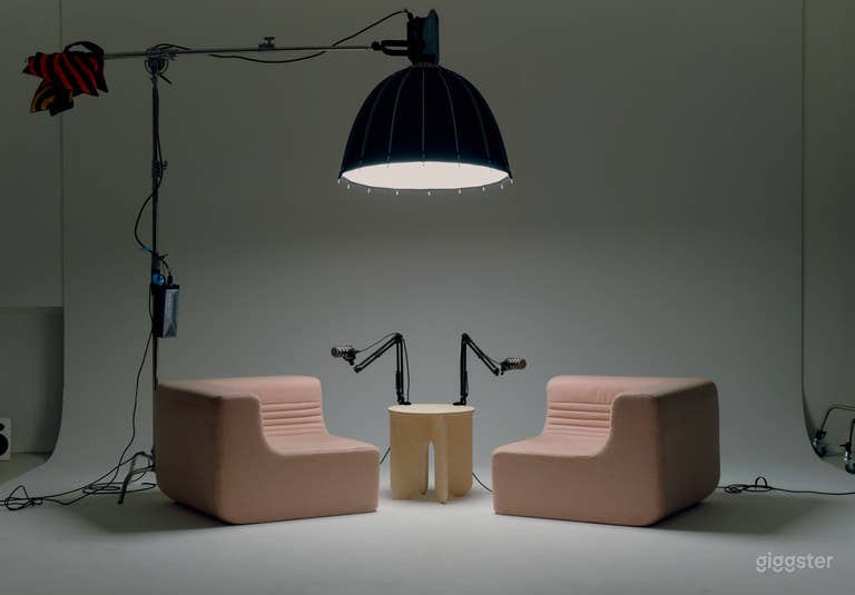  Stylish 1500sf Loft w/ Cyc Wall + Kitchen and Bath 