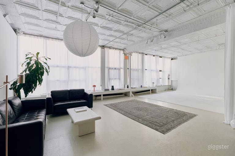  Stylish 1500sf Loft w/ Cyc Wall + Kitchen and Bath 