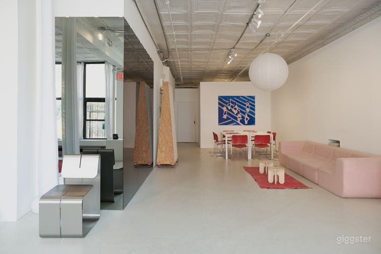 Stylish 1500sf Loft w/ Cyc Wall + Kitchen and Bath 