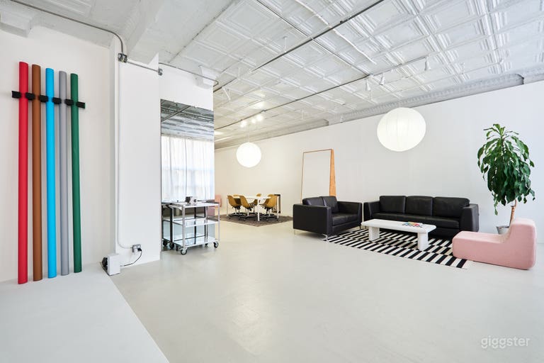  Stylish 1500sf Loft w/ Cyc Wall + Kitchen and Bath 