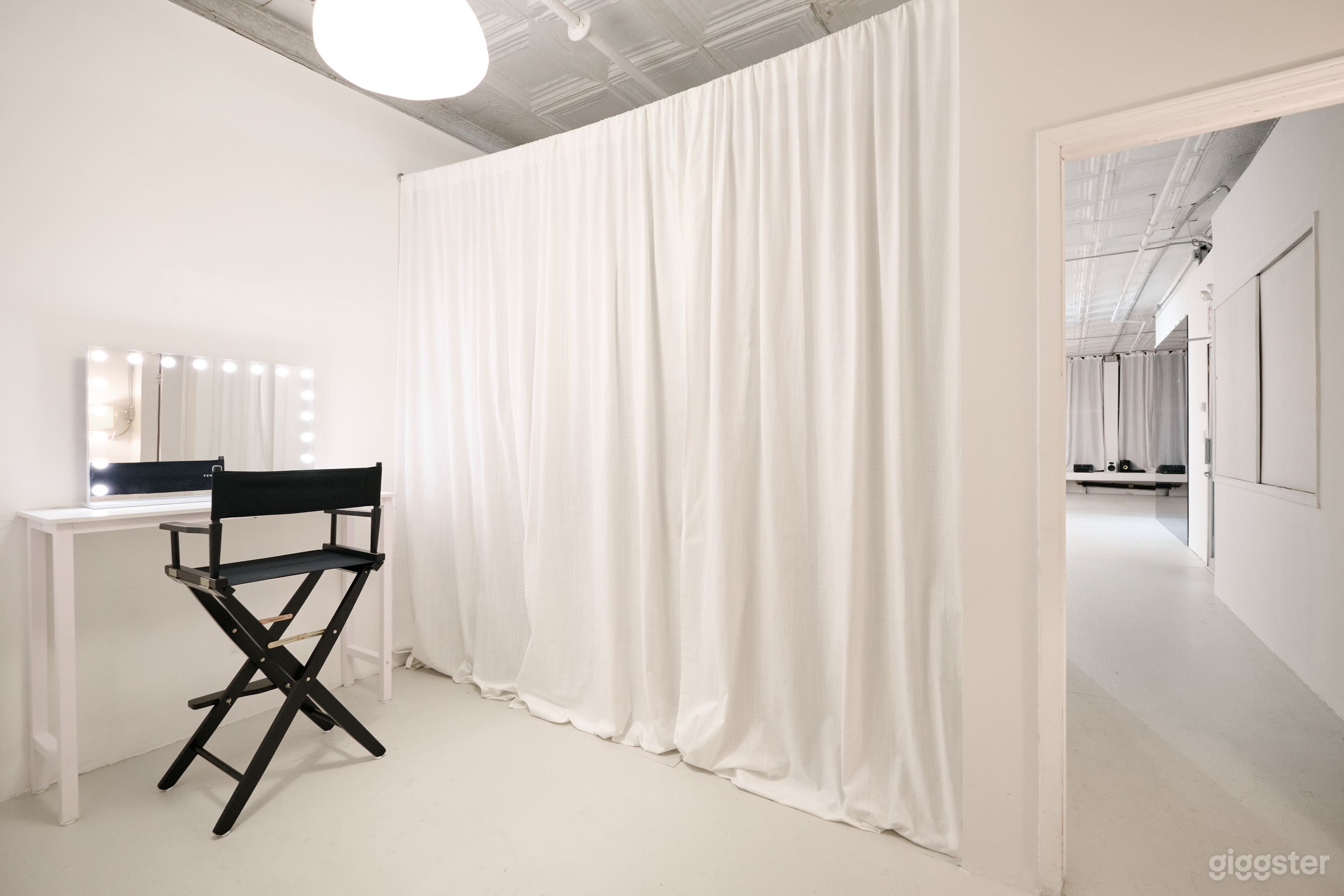 Stylish 1500sf Loft w/ Cyc Wall + Kitchen and Bath Photo 4