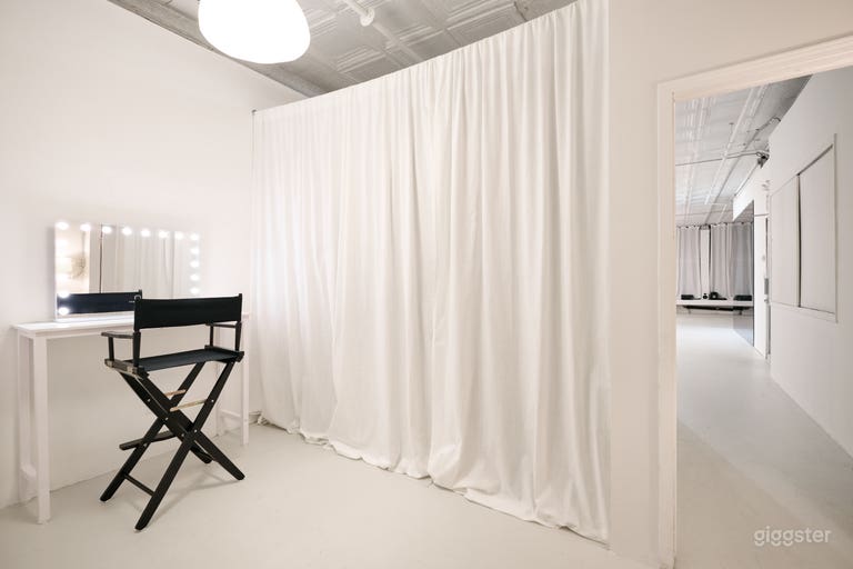  Stylish 1500sf Loft w/ Cyc Wall + Kitchen and Bath 