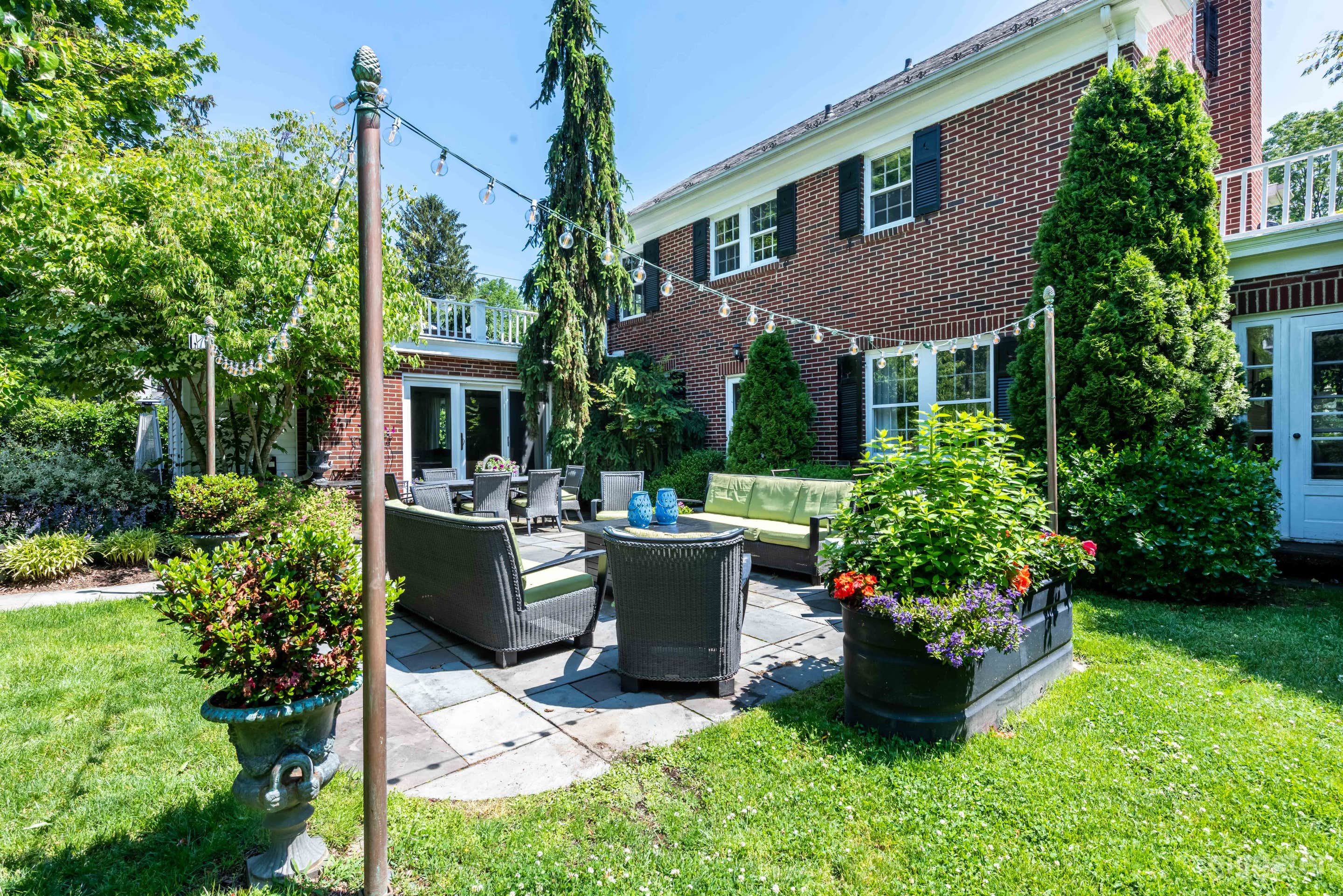 Beautiful Plandome Home  Photo 3