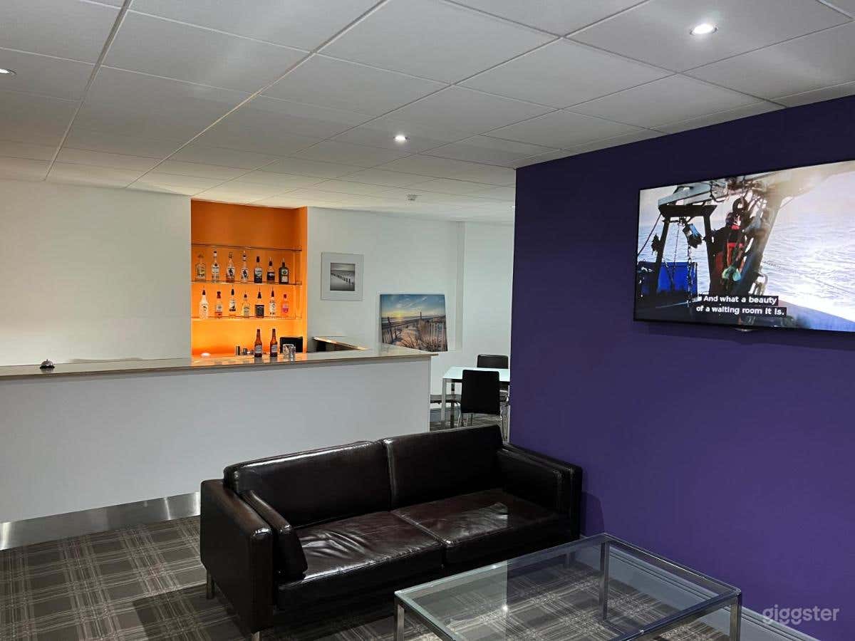 Reception Area with Bar Photo 3