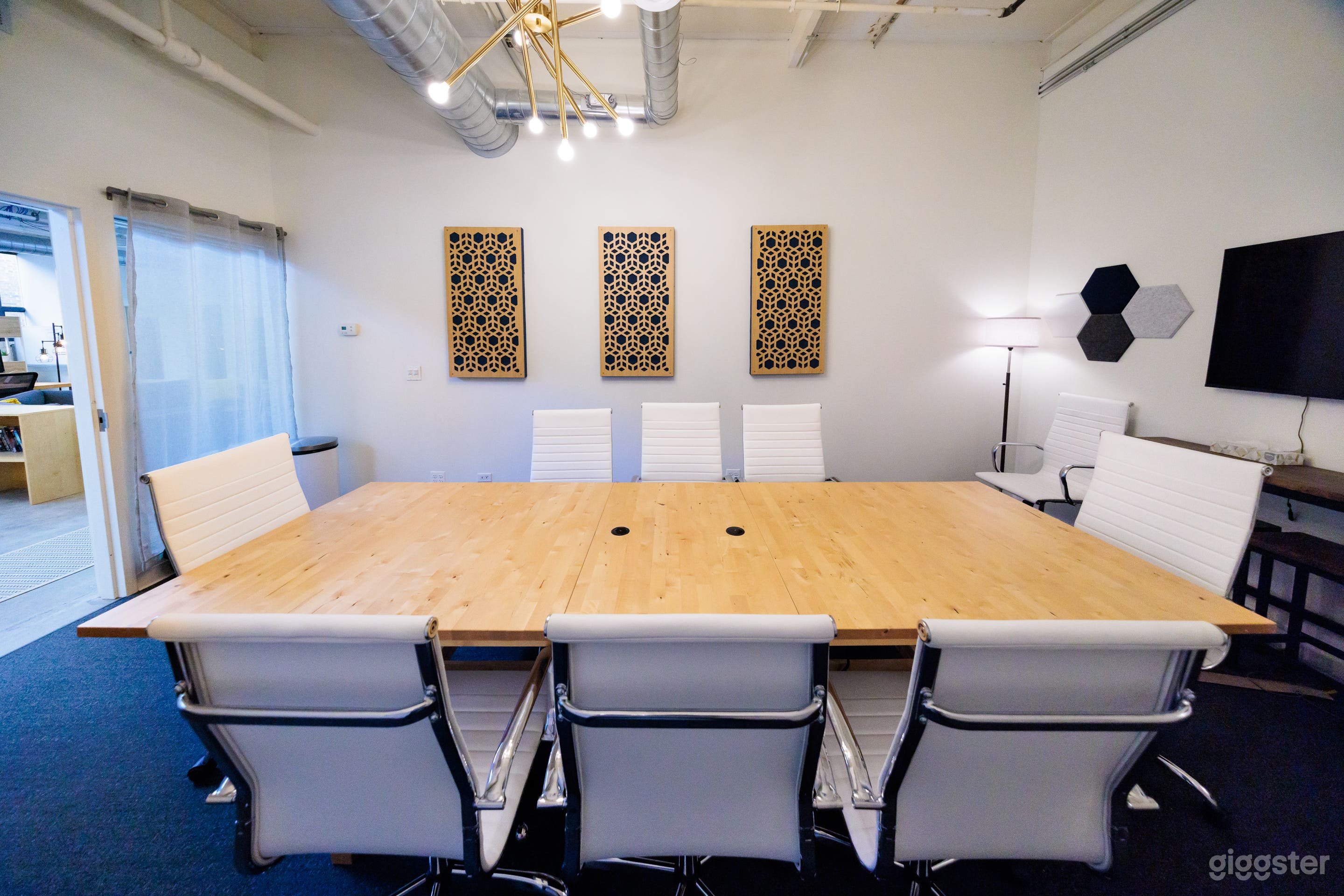 Quiet Conference Room in Ravenswood Photo 4