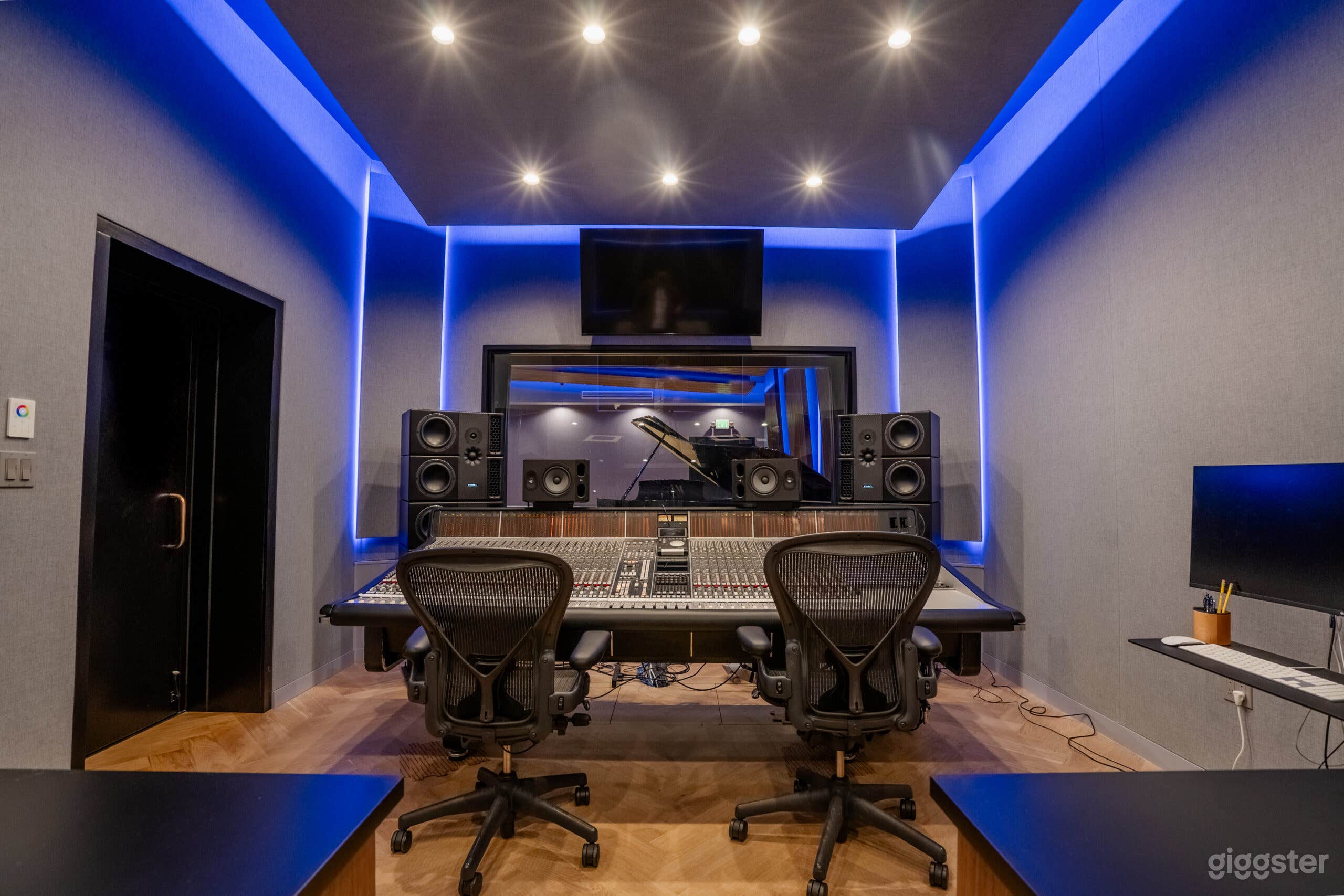 MELODY ROOM A Photo 2