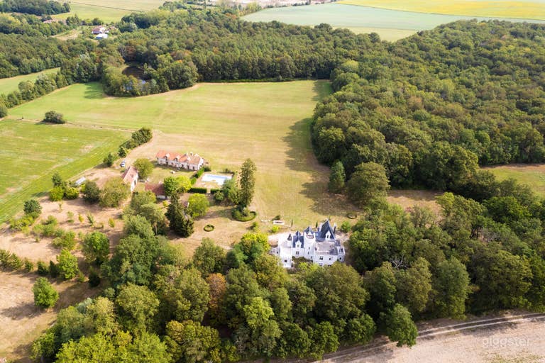  Petit château de conte de fées de style régence française dans la Loire 