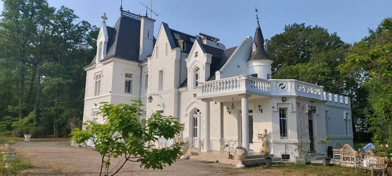  Petit château de conte de fées de style régence française dans la Loire 