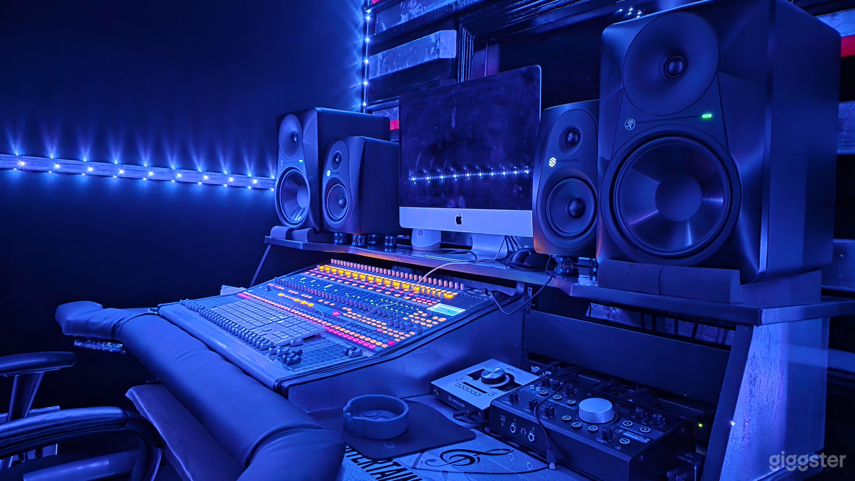 OYL Studio B Room Photo 3