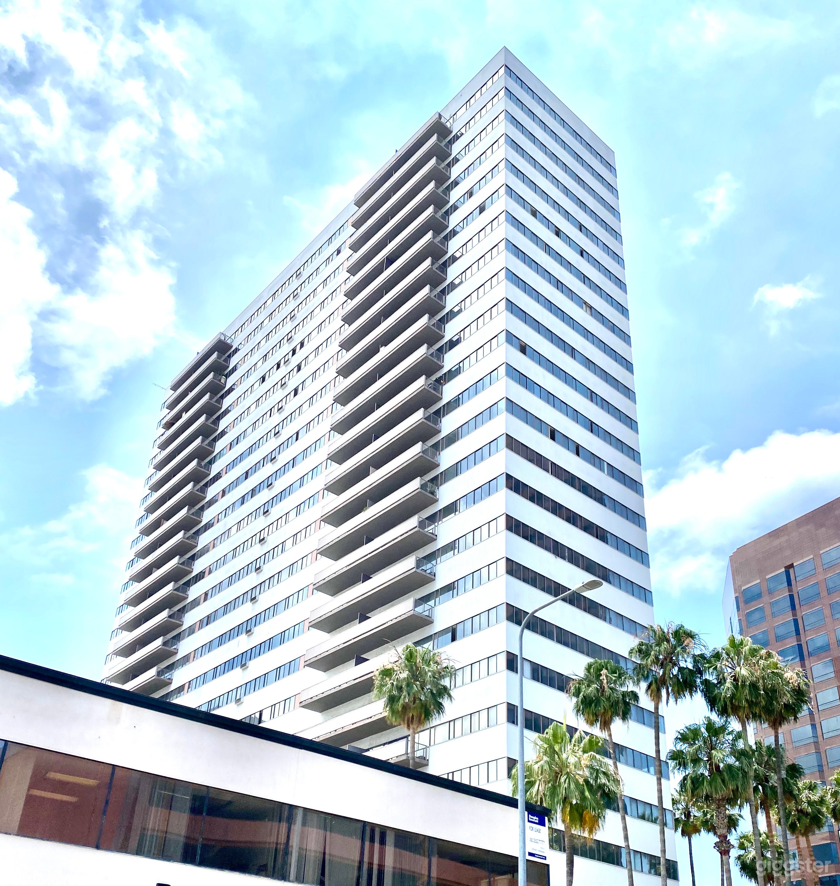 high rise Apartment in Brentwood Photo 2