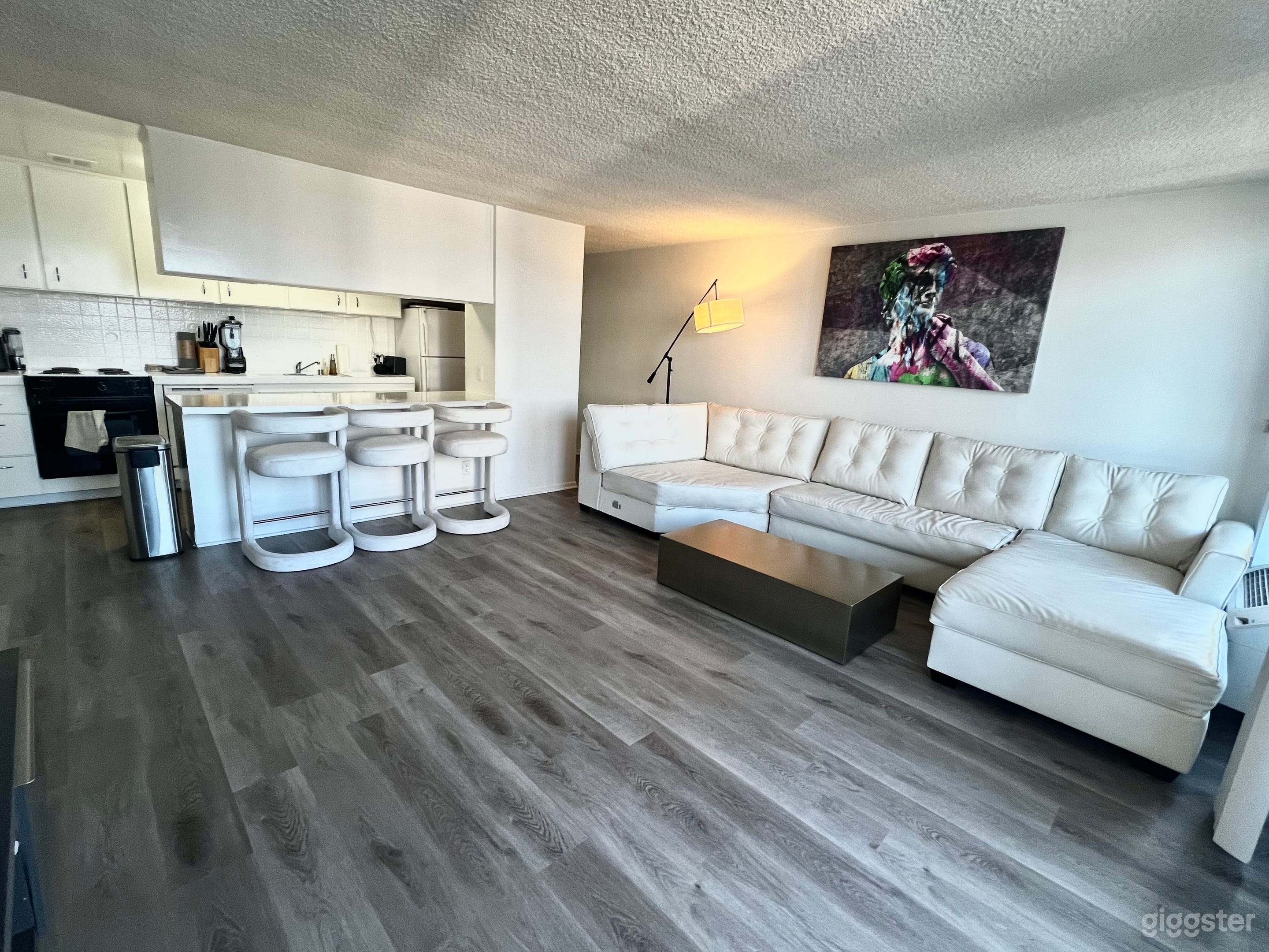 high rise Apartment in Brentwood Photo 1