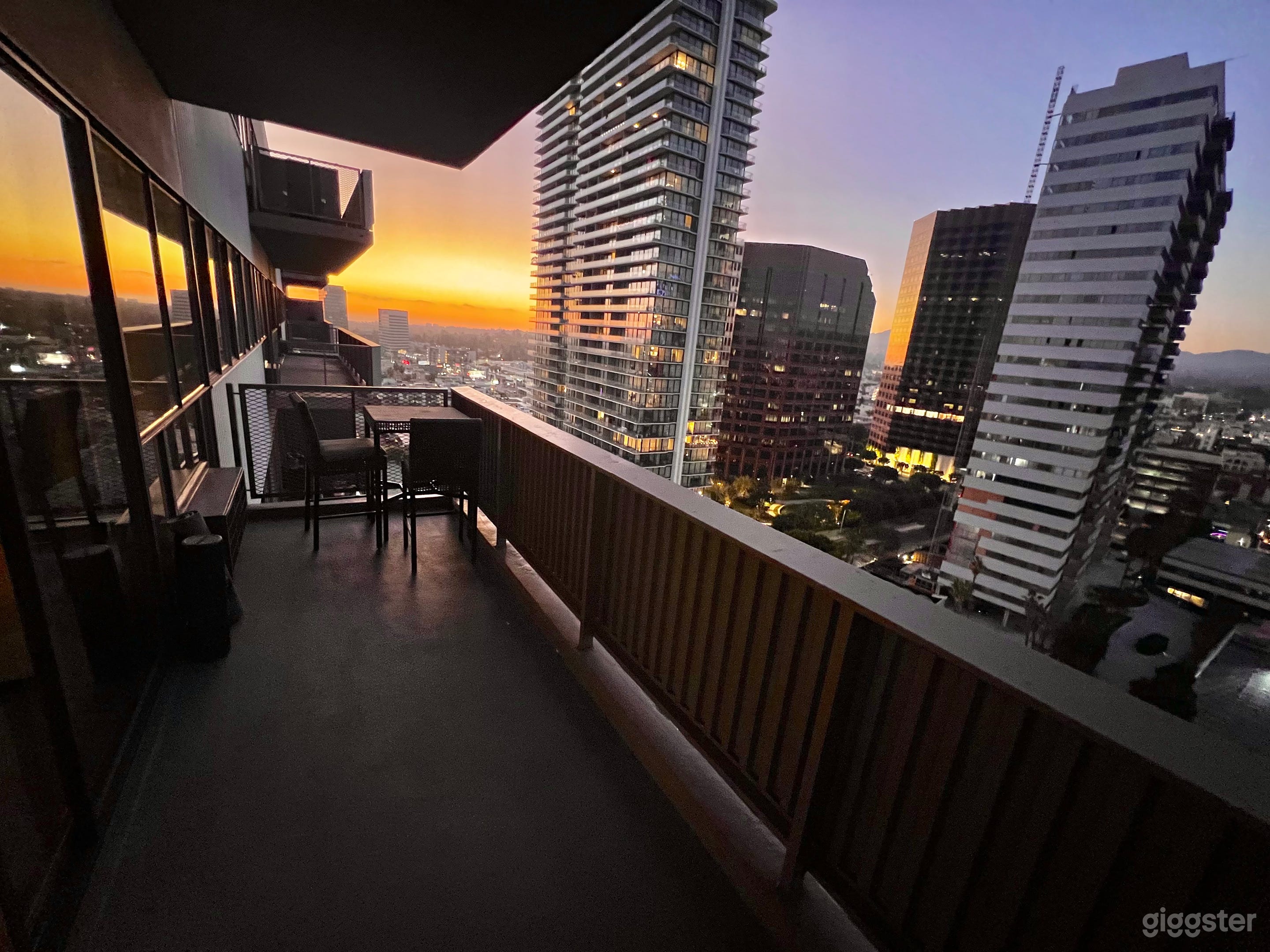 high rise Apartment in Brentwood Photo 3
