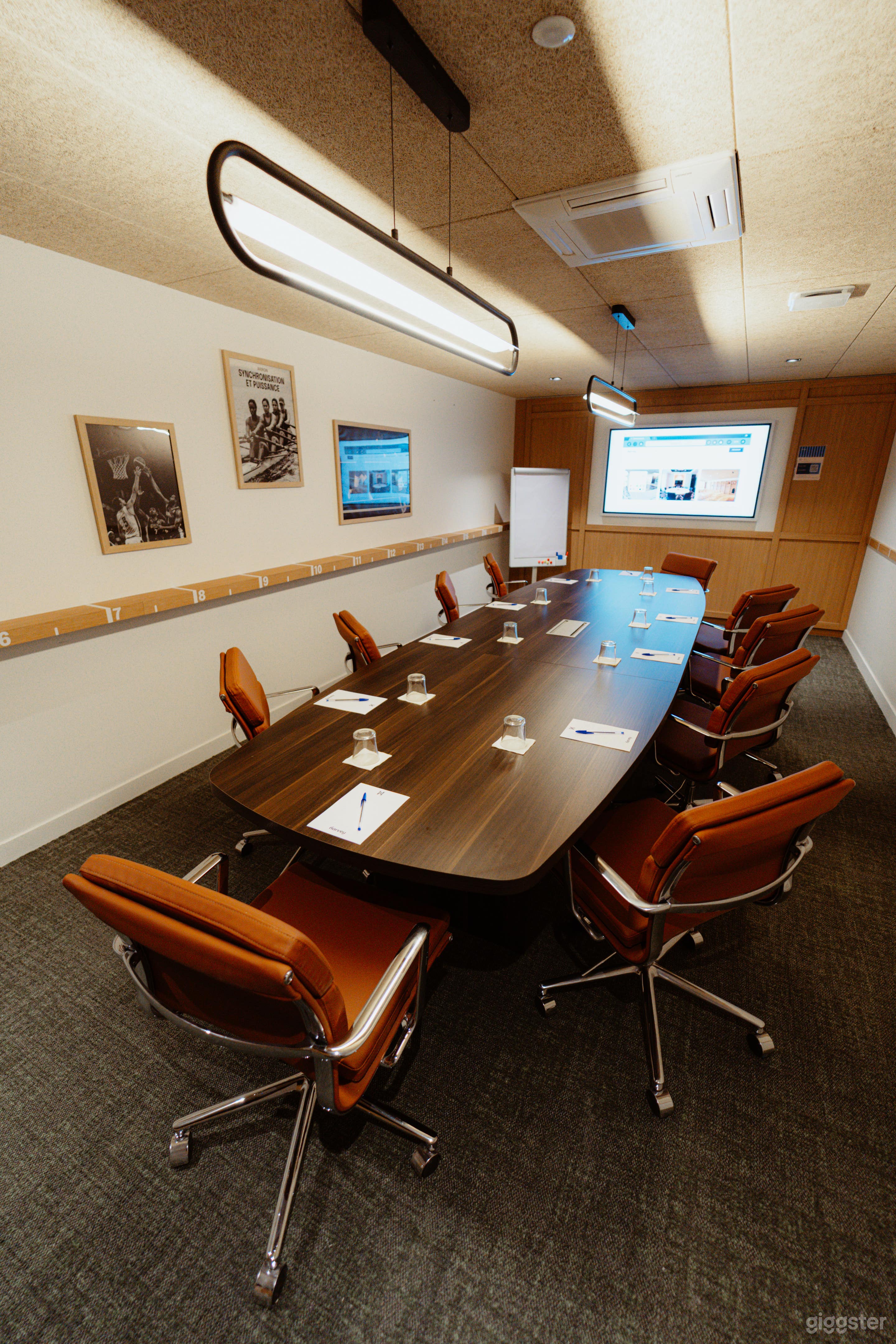 Photo de Mid-Century Modern Boardroom and Meeting Room 2