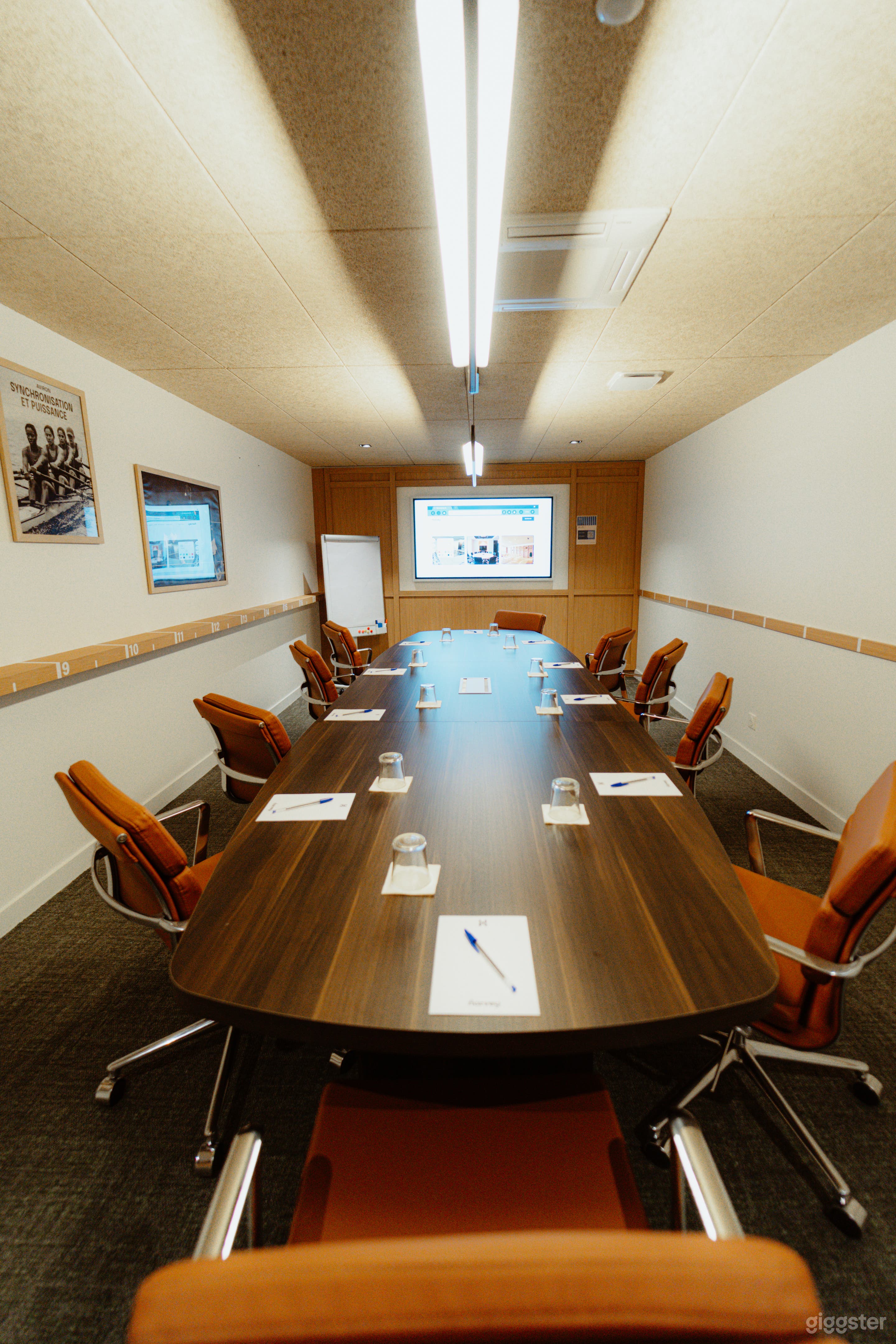 Photo de Mid-Century Modern Boardroom and Meeting Room 3