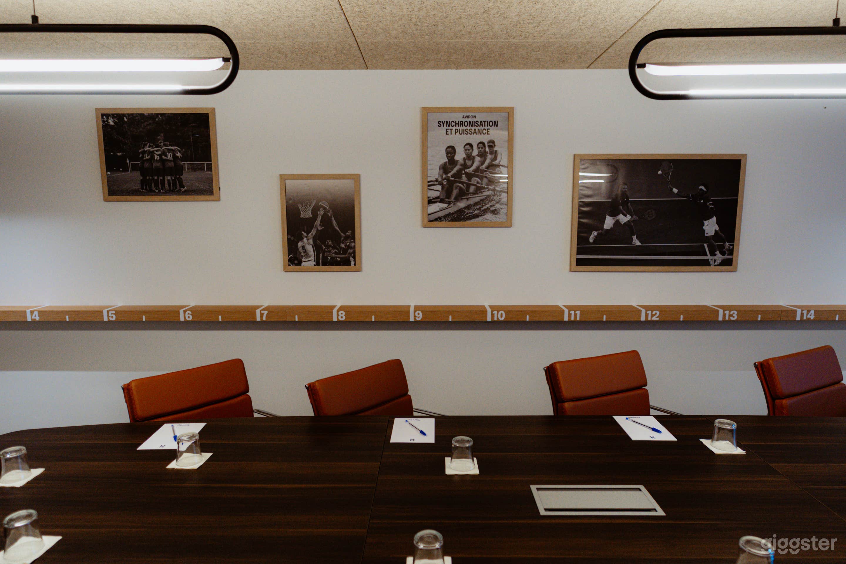 Photo de Mid-Century Modern Boardroom and Meeting Room 4