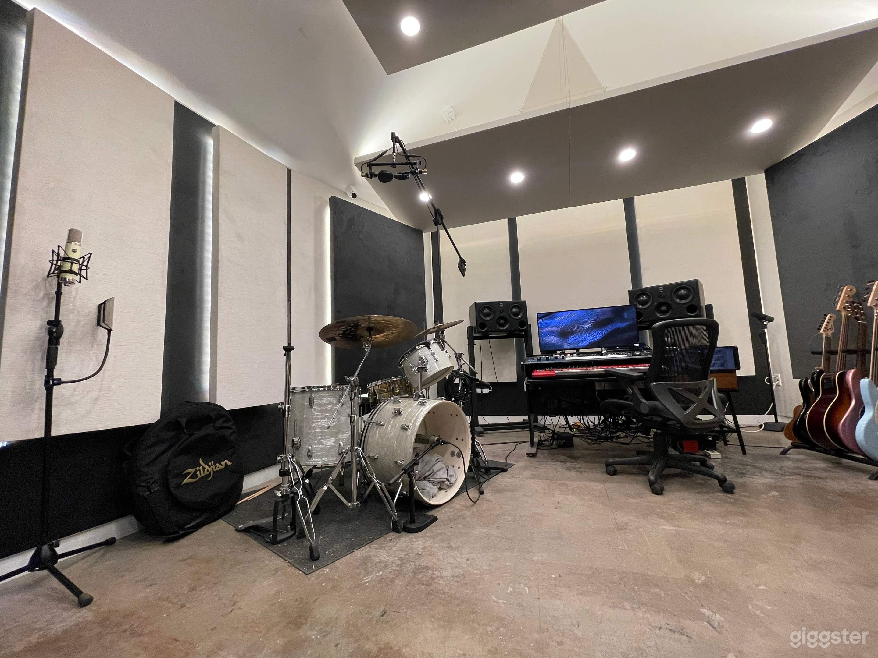 LUXURY Studio B - With Pool &amp; Bungalow Outdoor Lounge Photo 3