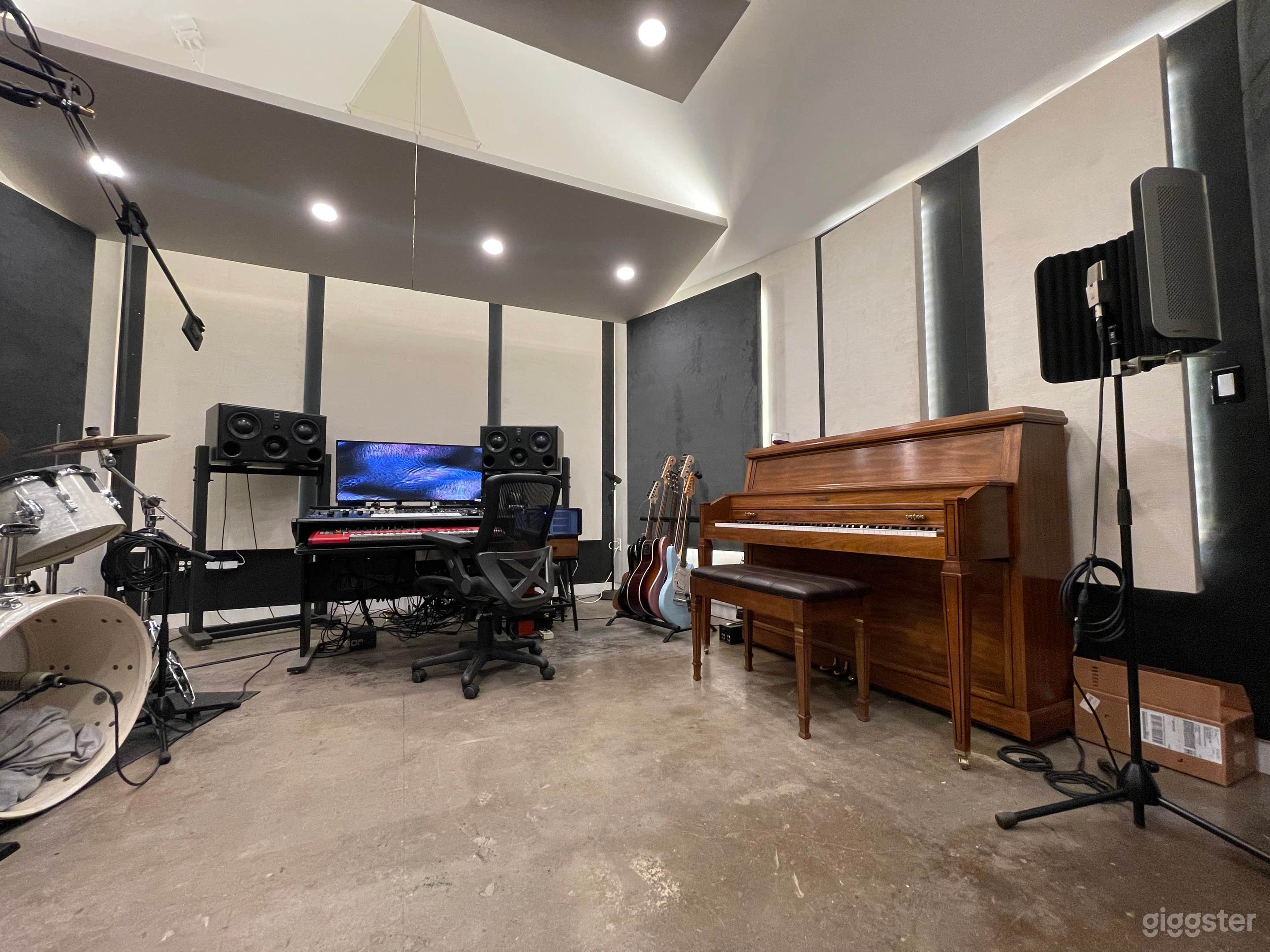 LUXURY Studio B - With Pool &amp; Bungalow Outdoor Lounge Photo 2