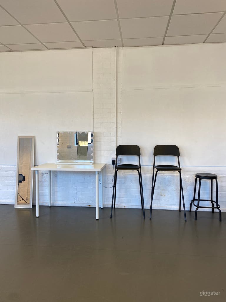  Make Up Table And Stools 