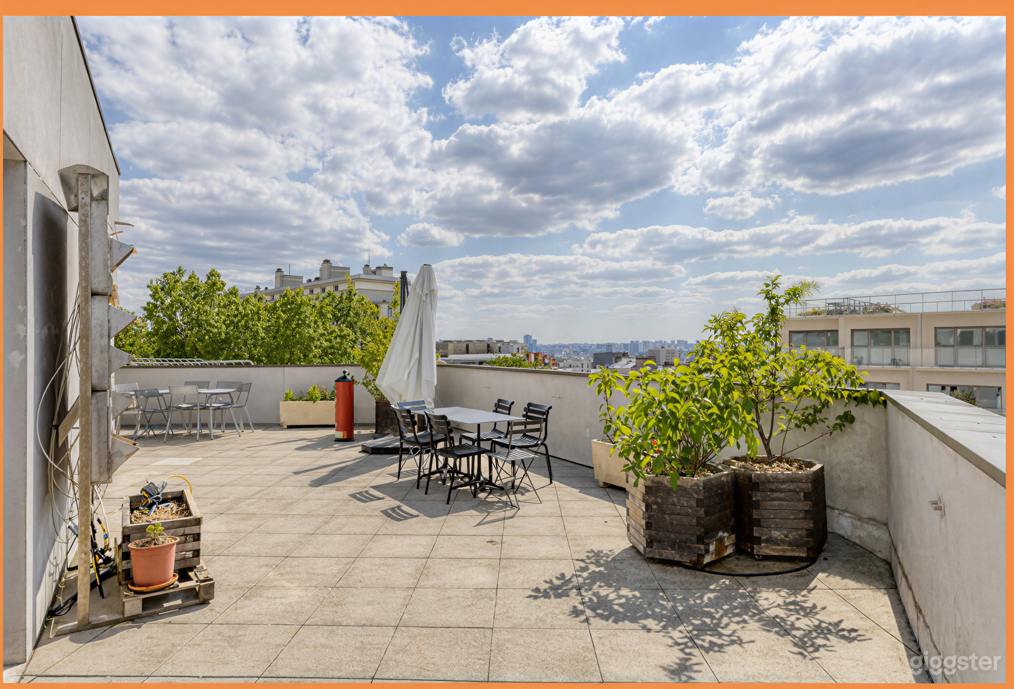 Photo de Exceptional Coworking Space & Offices with Rooftop 2