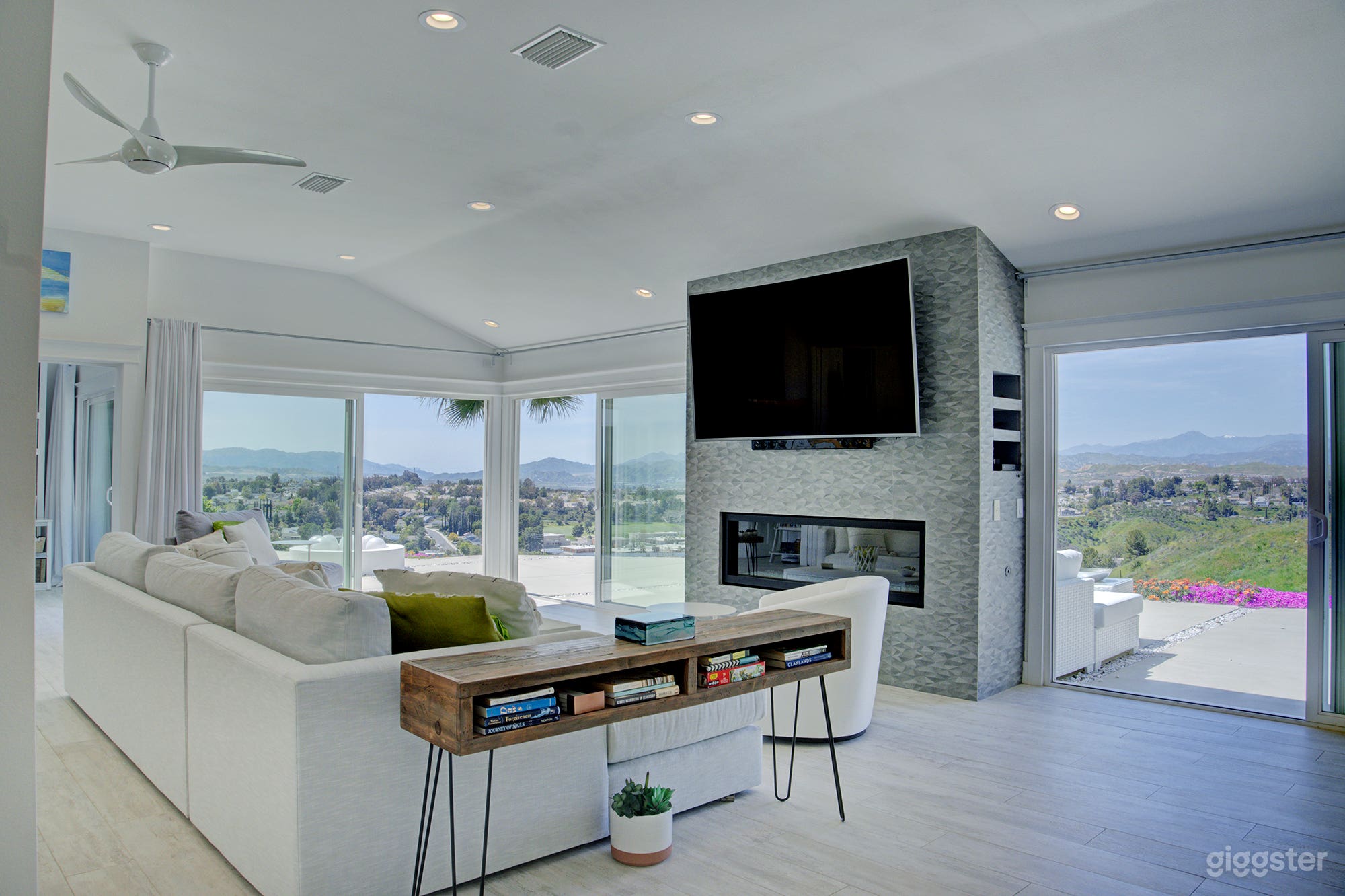 Contemporary Glass House Photo 3