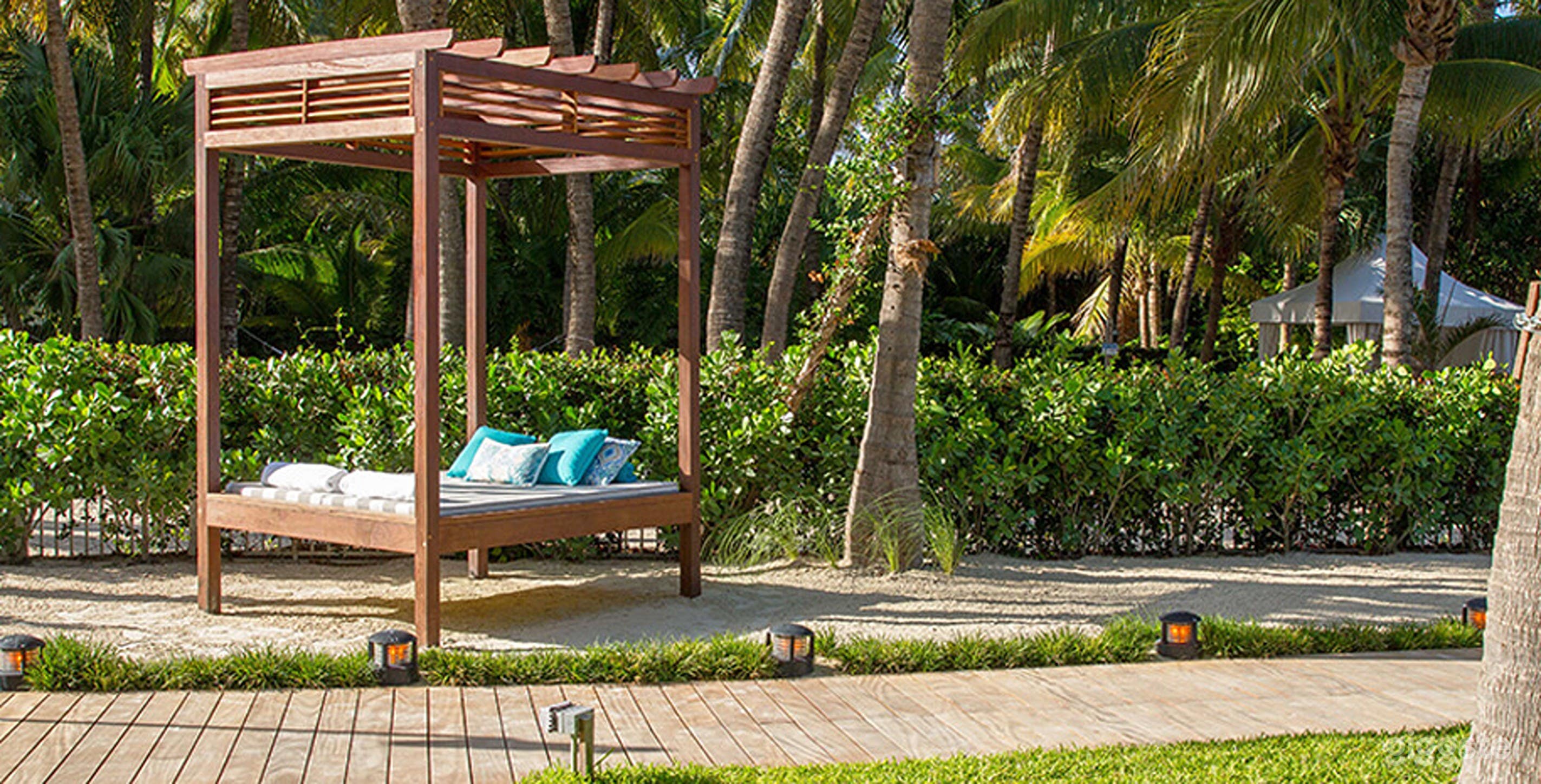Lushly Landscaped Tropical Backyard Photo 3
