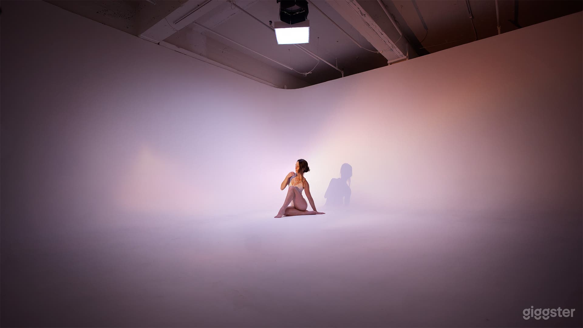 White Cyclo Plateau - photo/video/podcasts + RGB top light Photo 2