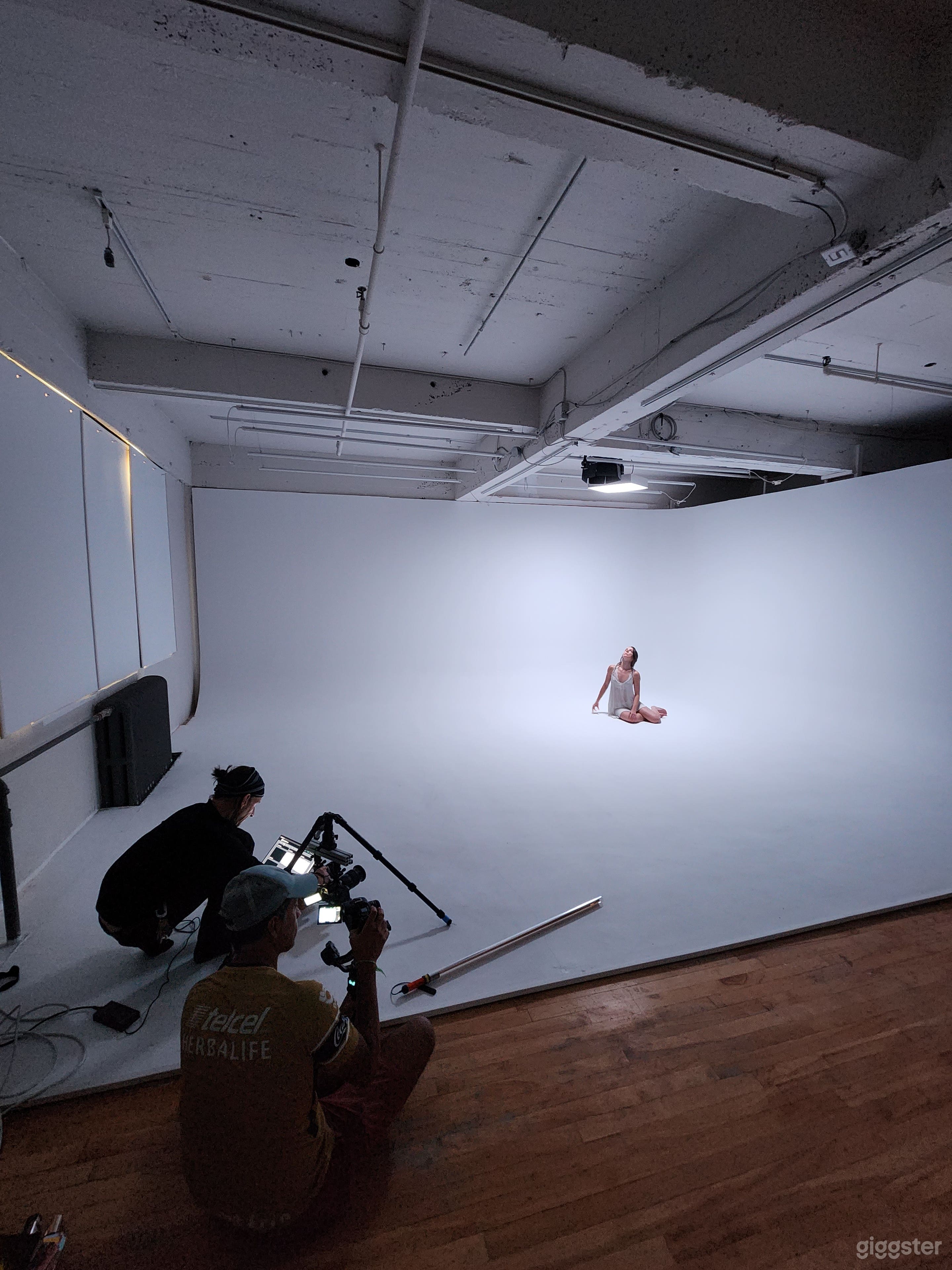 White Cyclo Plateau - photo/video/podcasts + RGB top light Photo 1