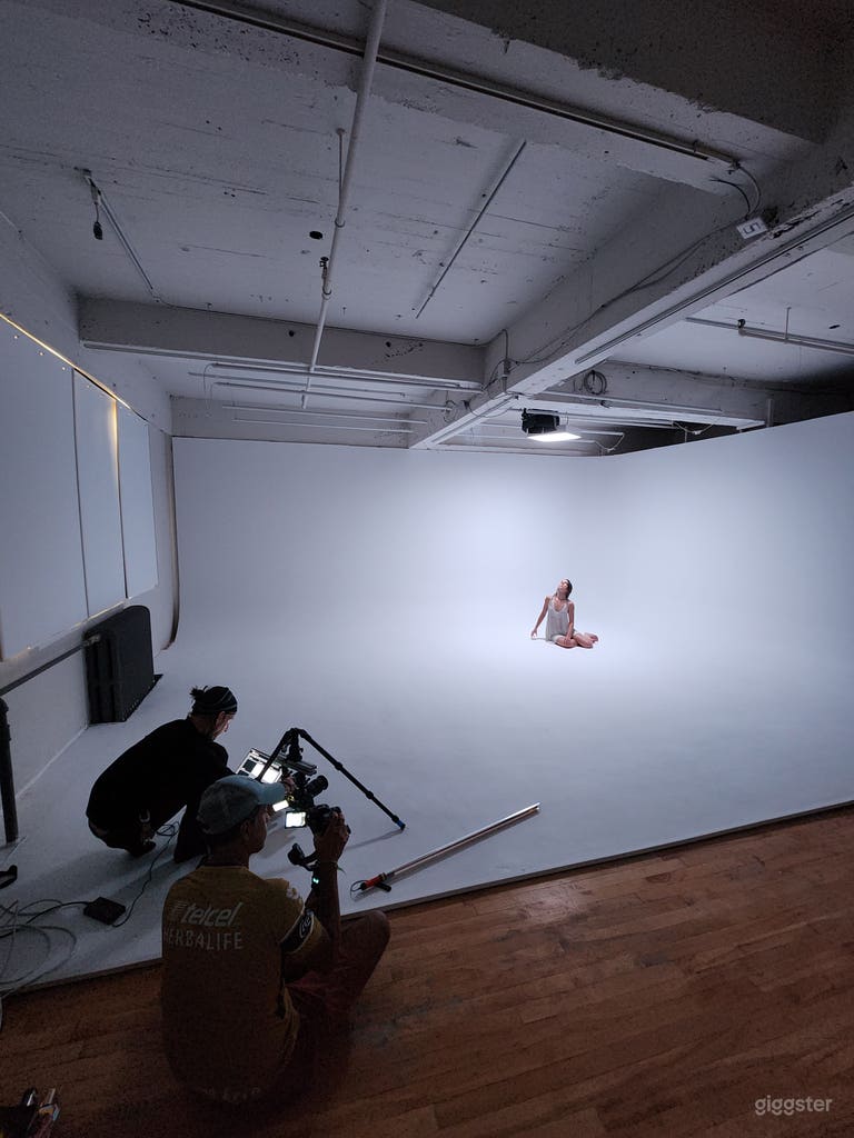  White Cyclo Plateau - photo/video/podcasts + RGB top light 