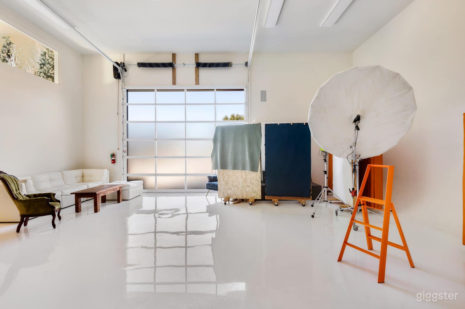 All-white Natural Light Studio with Dressing Room Photo 4