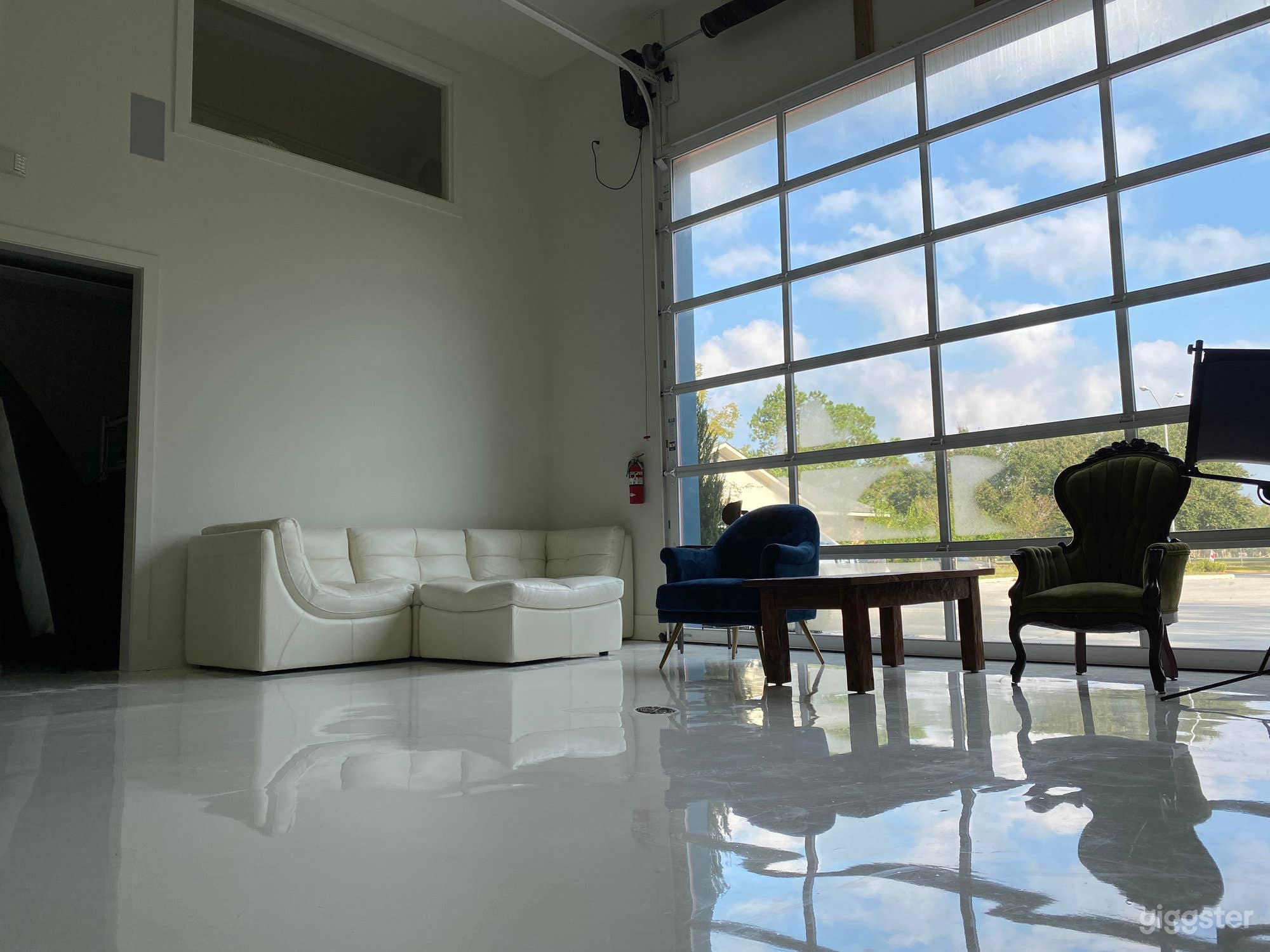 All-white Natural Light Studio with Dressing Room Photo 2