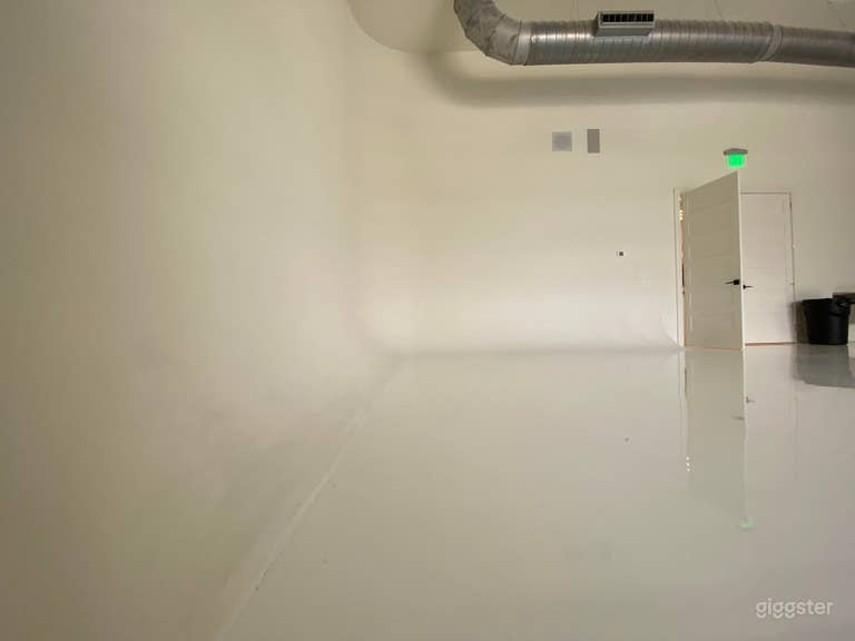  All-white Natural Light Studio with Dressing Room 