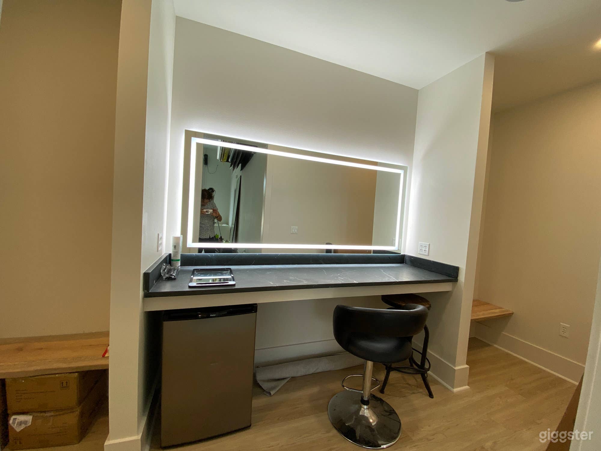 All-white Natural Light Studio with Dressing Room Photo 3