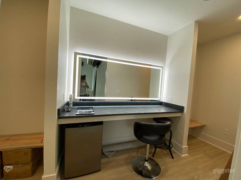  All-white Natural Light Studio with Dressing Room 